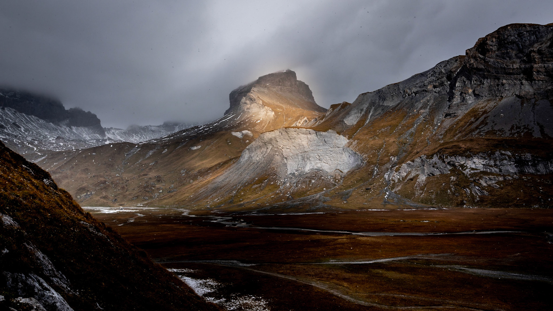 The lower Segnesboden, located above Flims in the Canton of Graubünden, Switzerland, is an ancient plateau. Here, fens provide a special habitat for plants and animals, and watercourses always sparkle in new places.