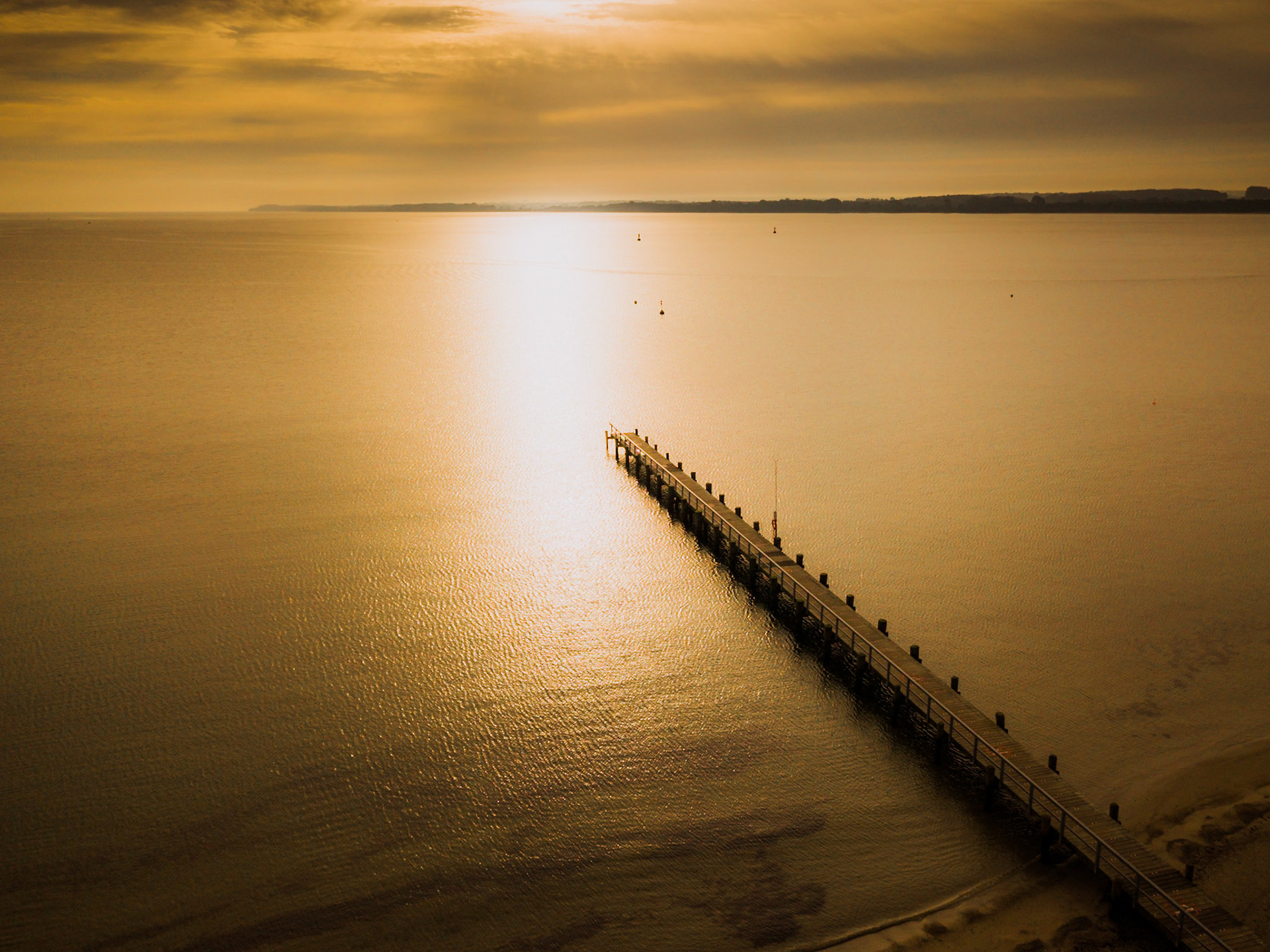 Landungssteg im Sonnenaufgang in Travemünde