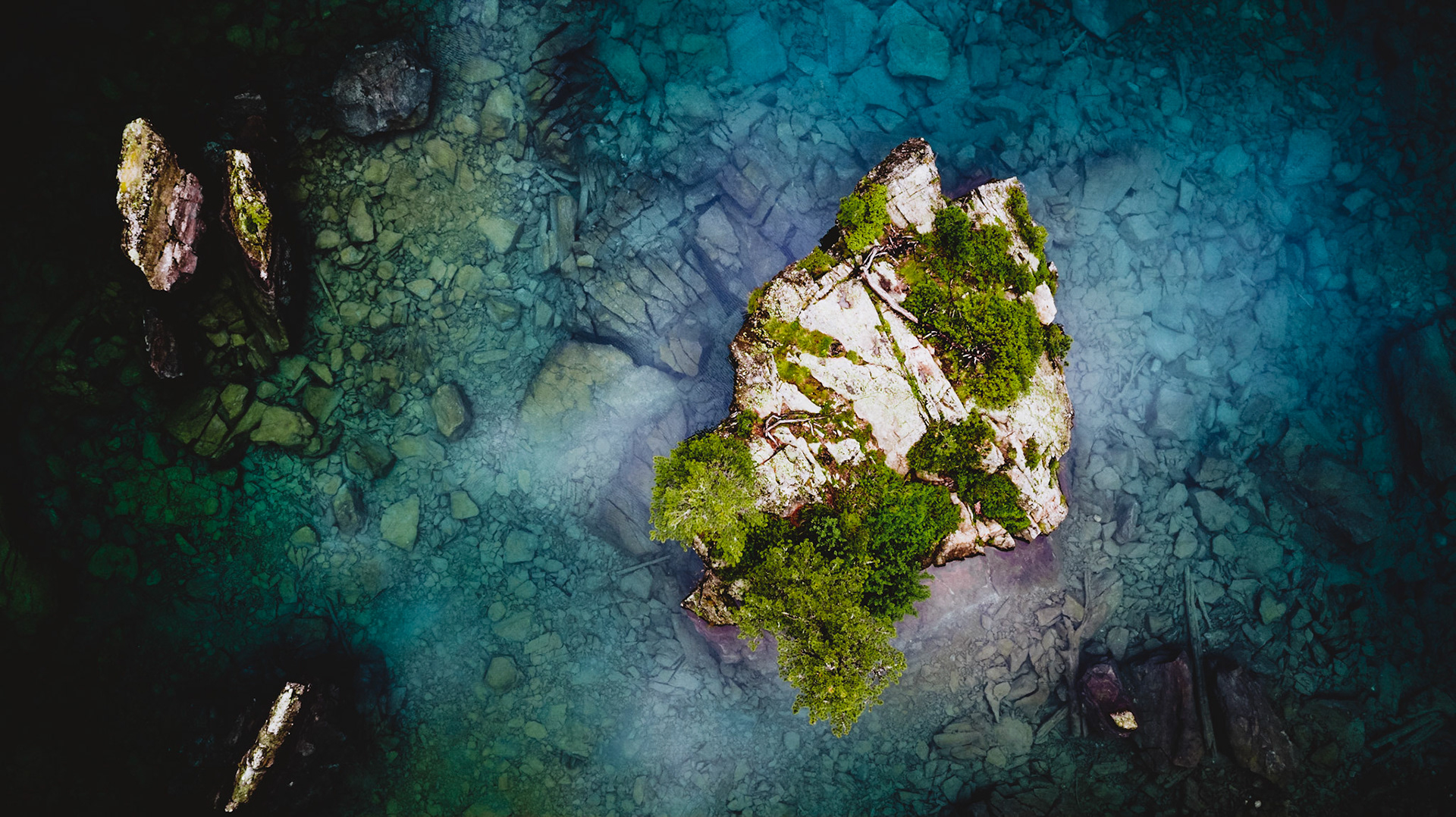 Islands on the Lago di Saoseo