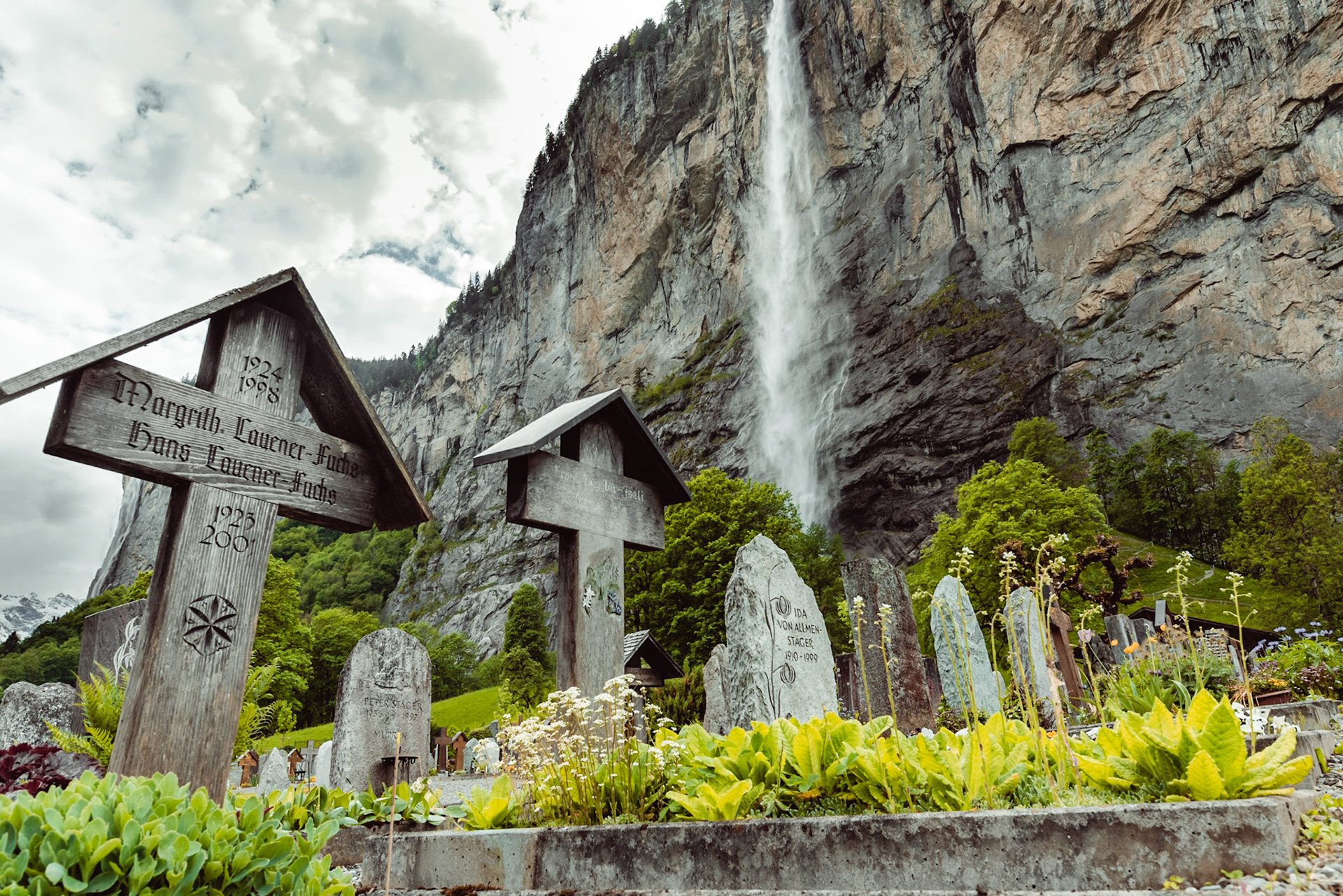 Friedhof vor den Staubbachfällen im Lauterbrunner Tal