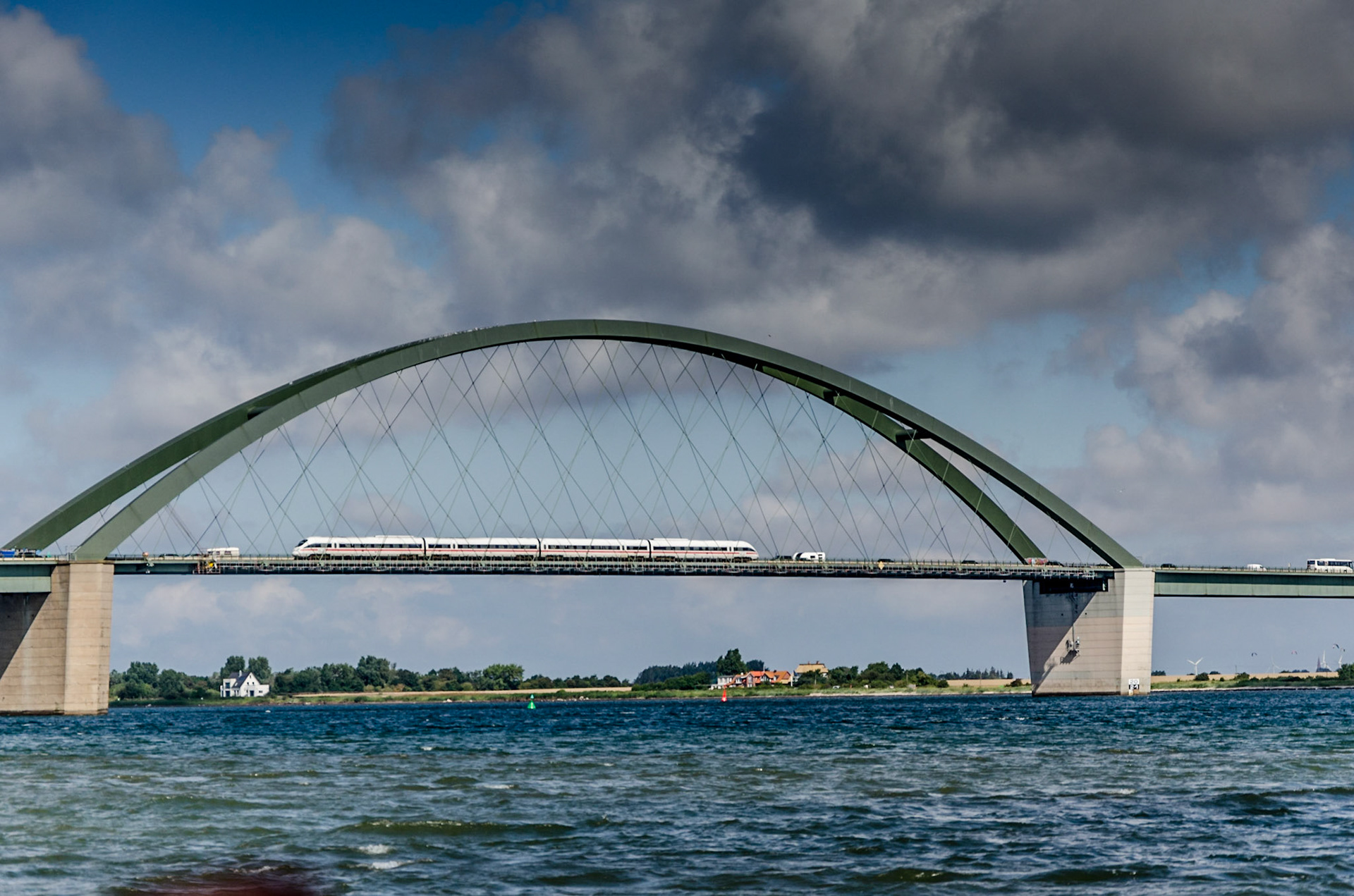 ICE TD auf der Fehmarnsundbrücke auf der Vogelfluglinie