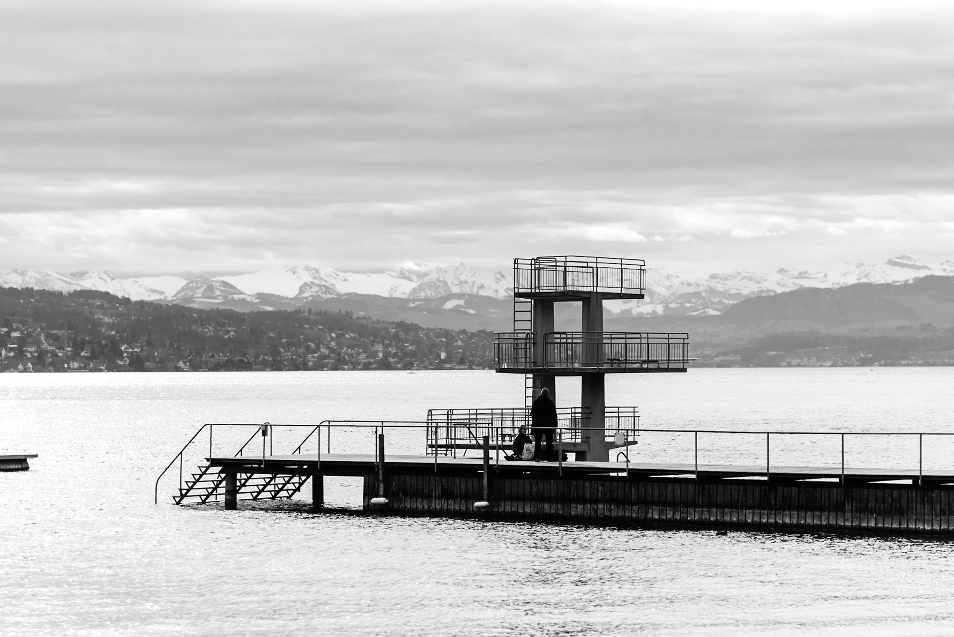 Sprungturm in Freibad Mythenquai mit Blick auf die Alpen