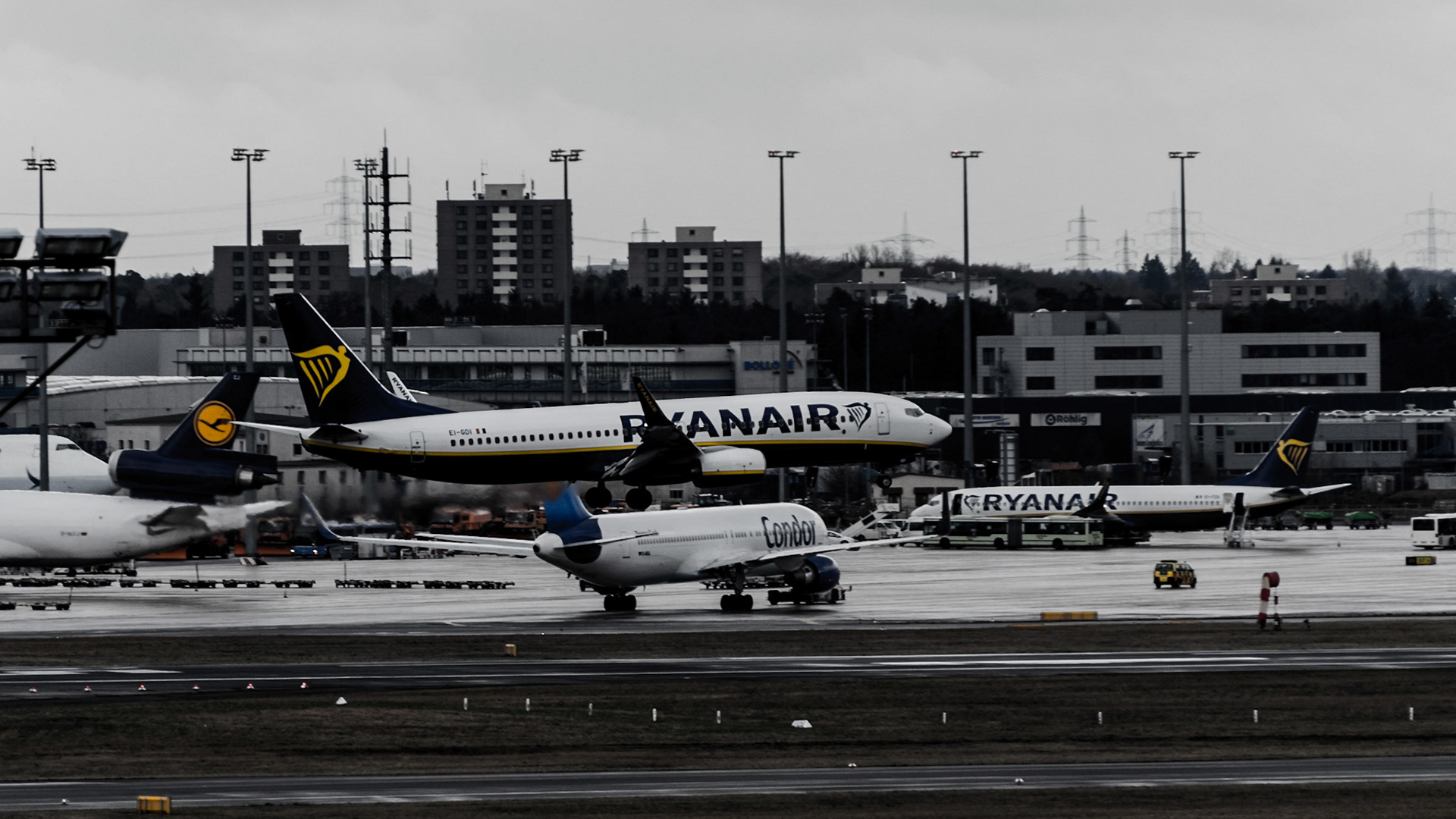 Ryanair approaching Frankfurt Airport