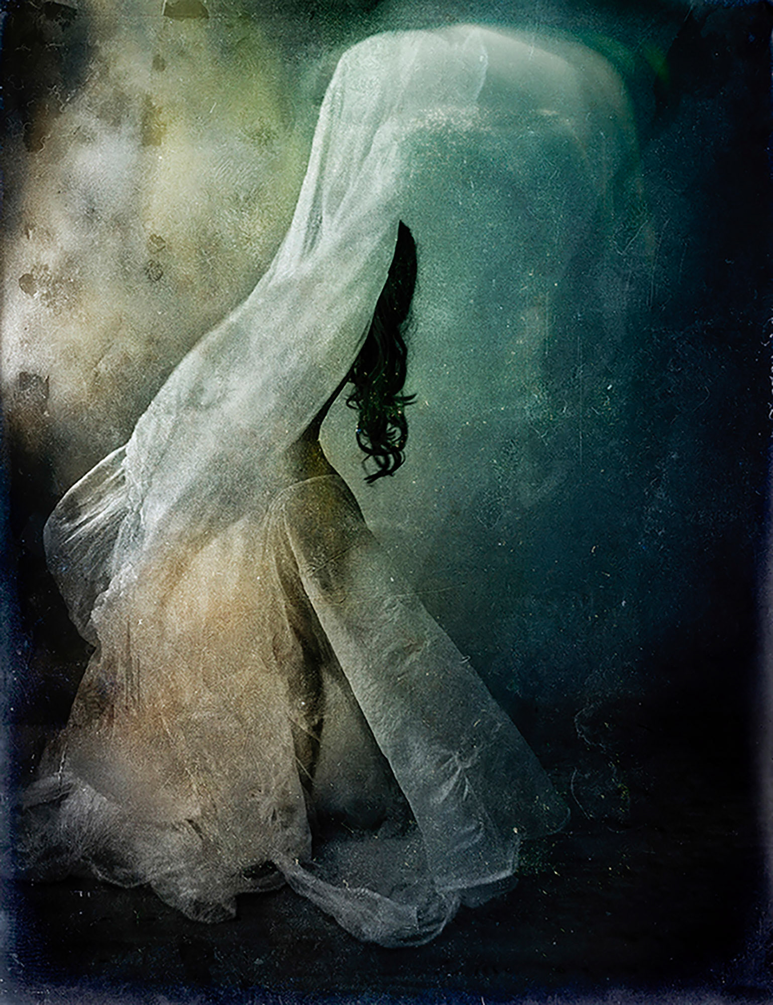 𝗨𝗻 𝗽𝗮𝘀𝗼 𝗮𝗱𝗲𝗹𝗮𝗻𝘁𝗲, 𝟮𝟬𝟮𝟭 Fotografía y tratamiento texturizado digital. Autorretrato. Impresión en lienzo. Marco flotante blanco.. 1/5. 106x81 1700€