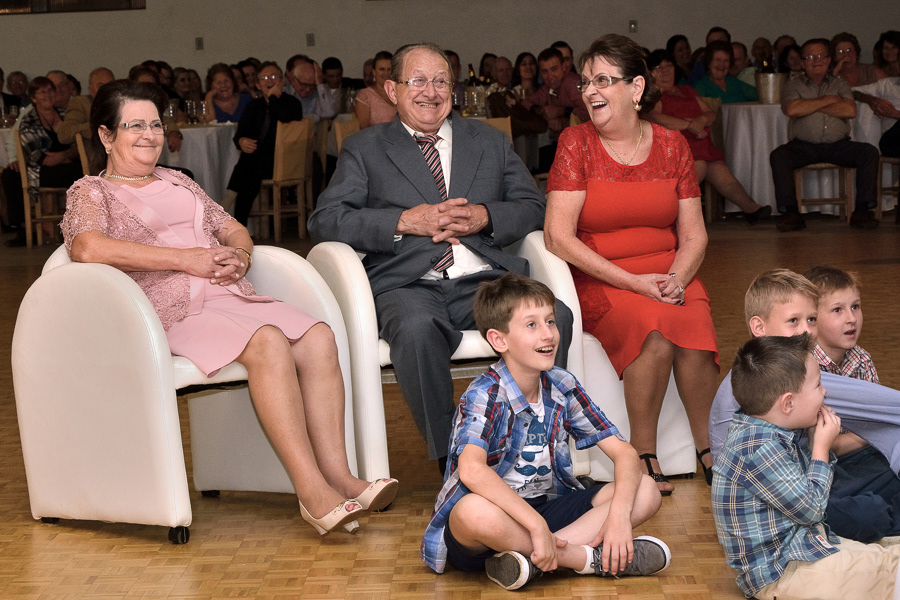 Momento descontraído das Bodas de Ouro, registrado por ennulat fotografias, em Luz Alves.