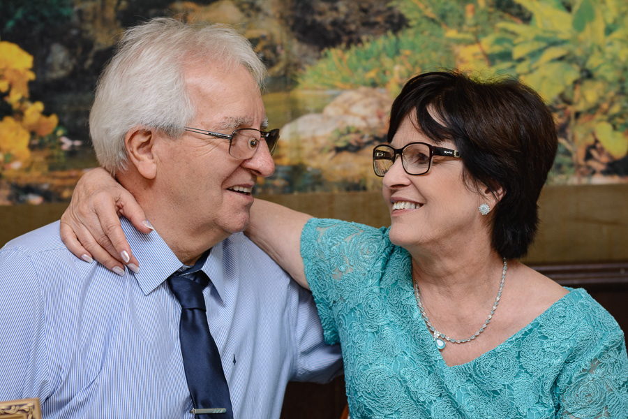 Muita parceria, com registro de momento especial em Cafehaus Gloria, em Blumenau Momento descontraído em Bodas de Ouro, registrado por ennulat fotografias em Blumenau. Registro de ennulat fotografias