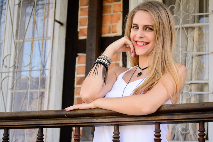 Camila na varanda de uma casa na Rua das Palmeiras, num ensaio fotográfico realizado na cidade de Blumenau-SC.