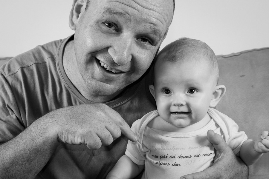 Papai preocupado com o futuro de sua filha. Foto na festa do batizado da Livia, 