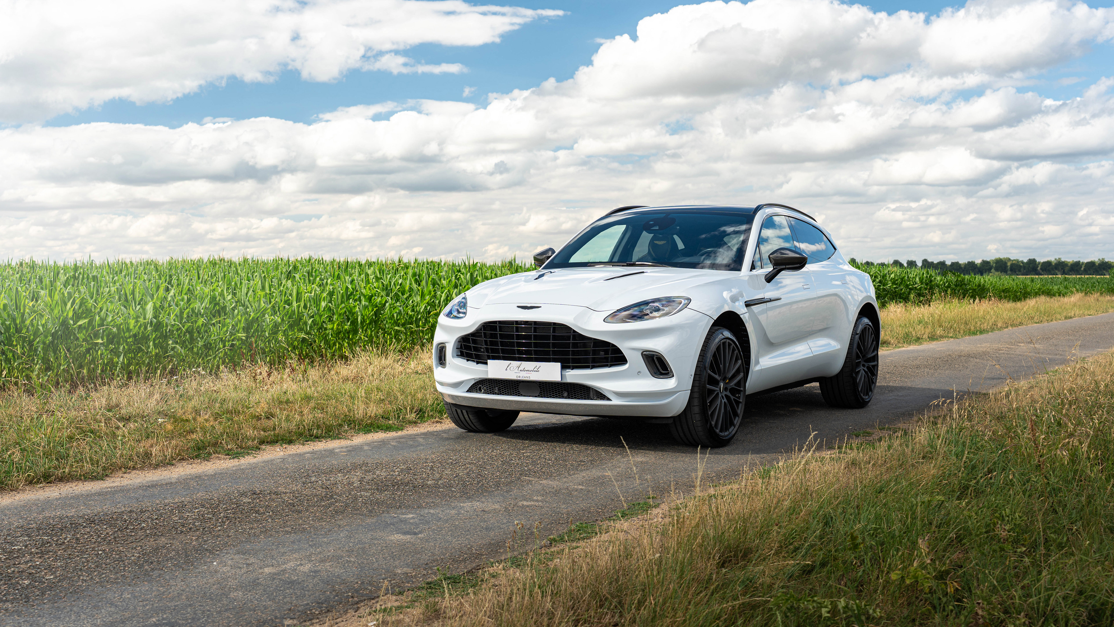 Aston Martin DBX 550