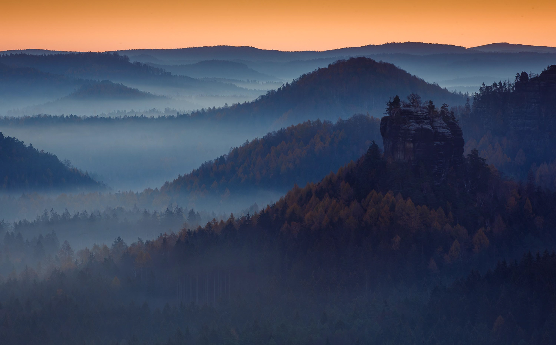Der Winterstein in der hinteren Sächsischen Schweiz nur wenige Minuten vor dem Sonnenaufgang.