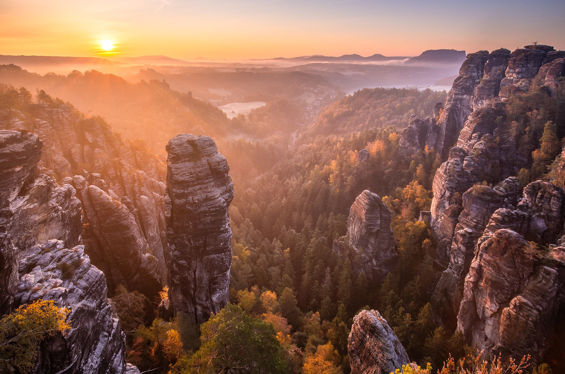 In der vorderen Sächsischen Schweiz ist das Basteigebiet am bekanntesten. Auf dem Foto der Blick in den Raaber Kessel.