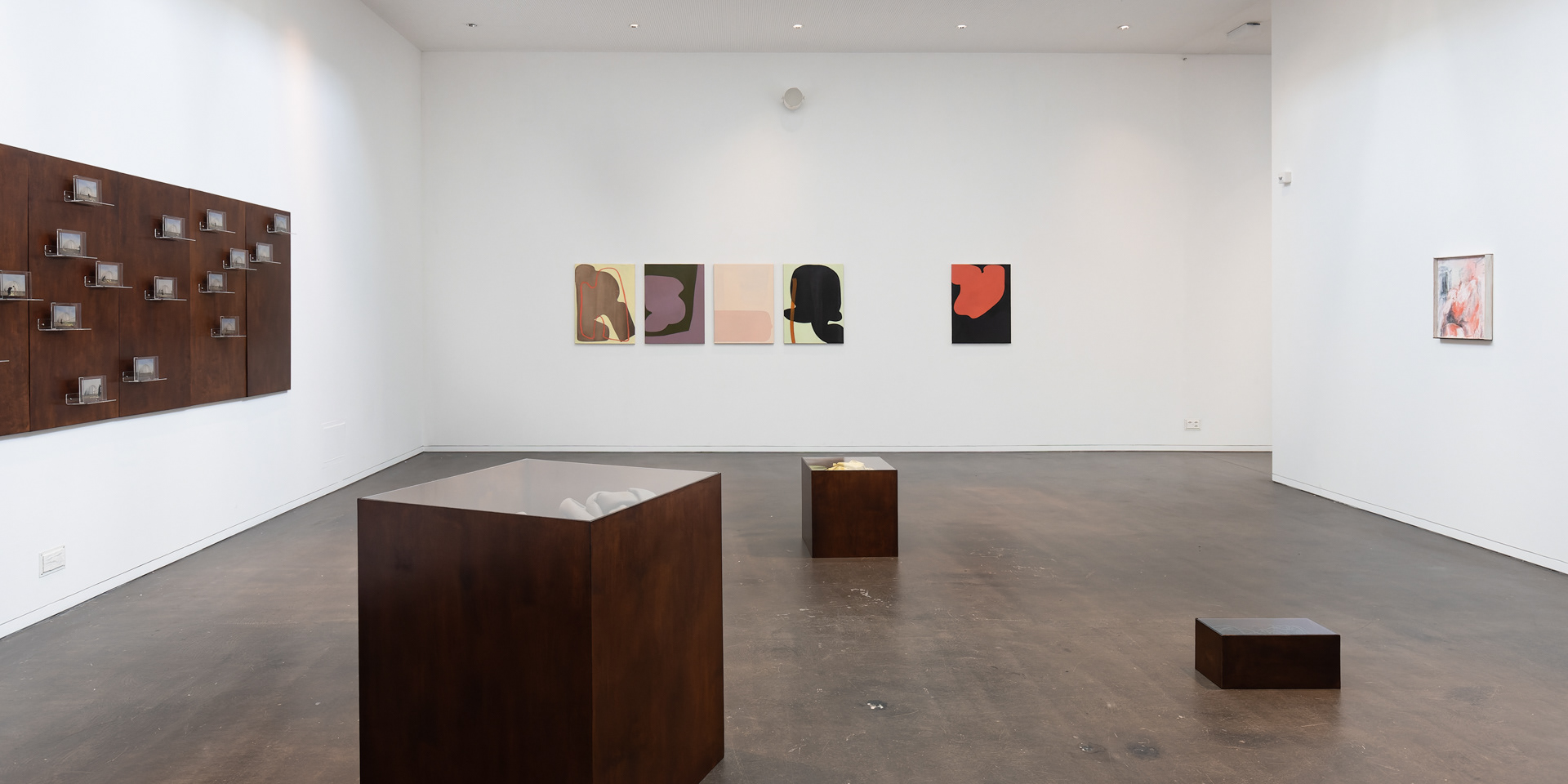 Exhibition view : Klasse Valérie Favre Berlin (Teil II) / Nov 2022 / Galerie C Neuchâtel // left and front: installation of Finja Sander and Daniel Schaal / center: Hanna Kaminski // photo: Pierre-André F @galerie_c