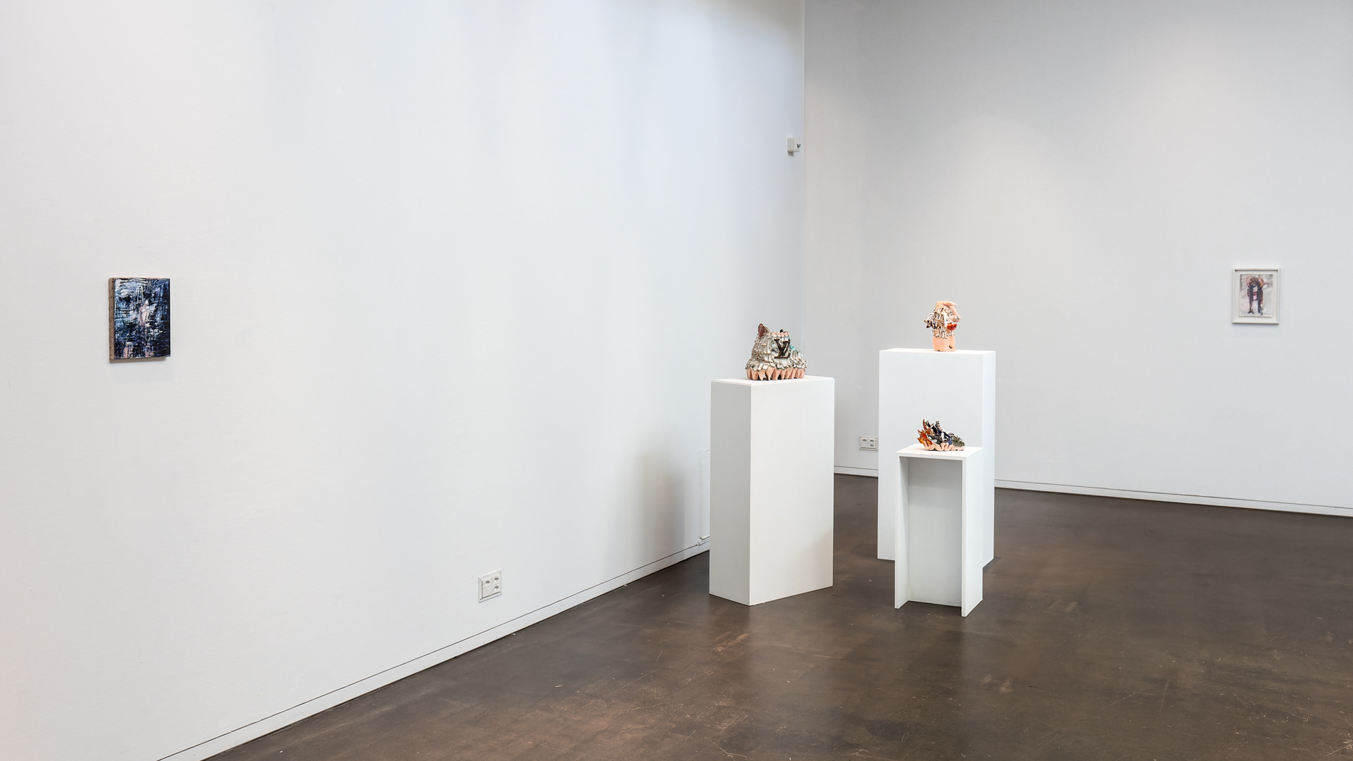 Exhibition view : Klasse Valérie Favre Berlin (Teil II) / Nov 2022 / Galerie C Neuchâtel // center: ceramics of Frank Jimin Hopp / right: painting of Valérie Favre // photo: Pierre-André F @galerie_c