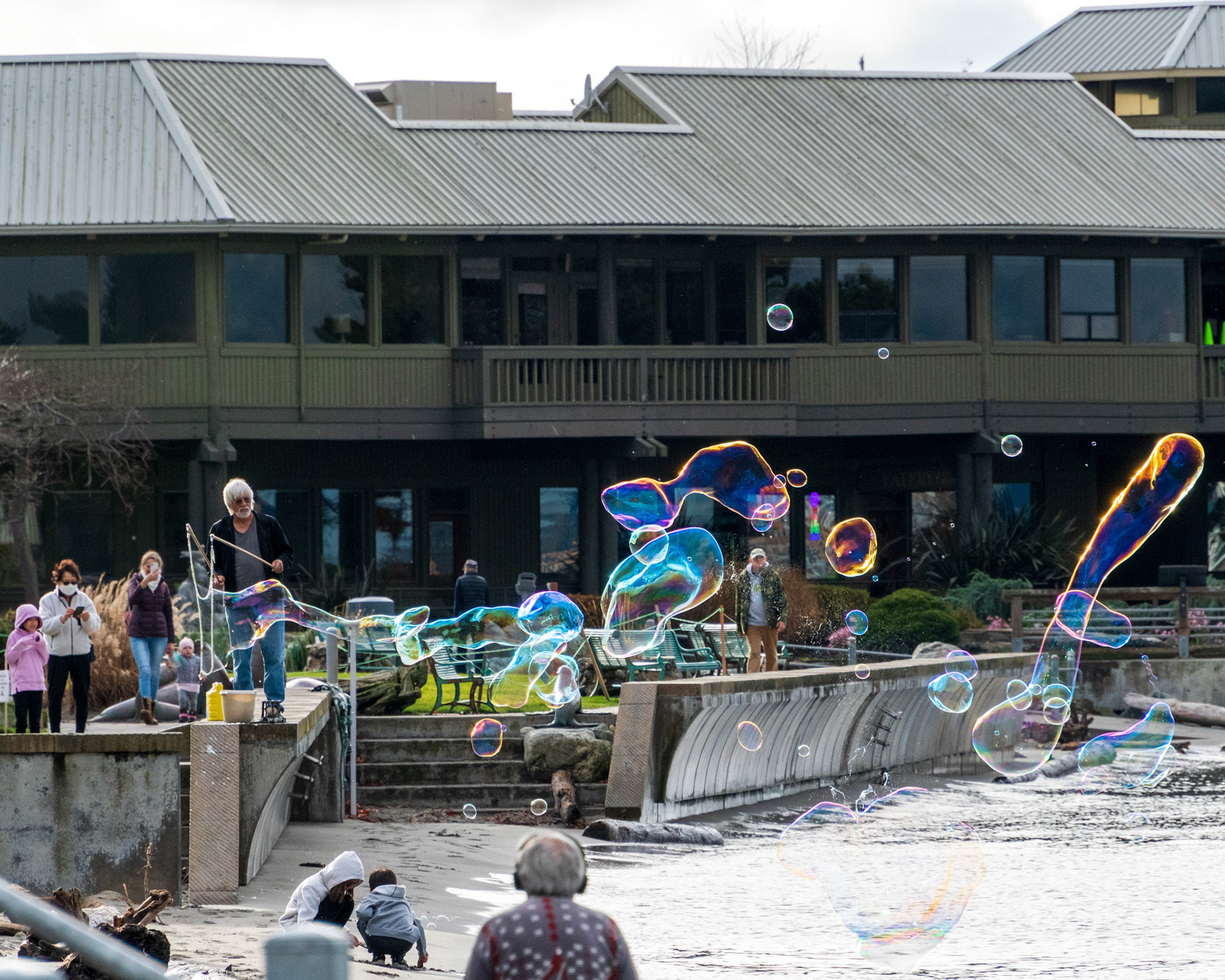 A Bubble Maker along Edmonds Waterfront entertains beach visitors