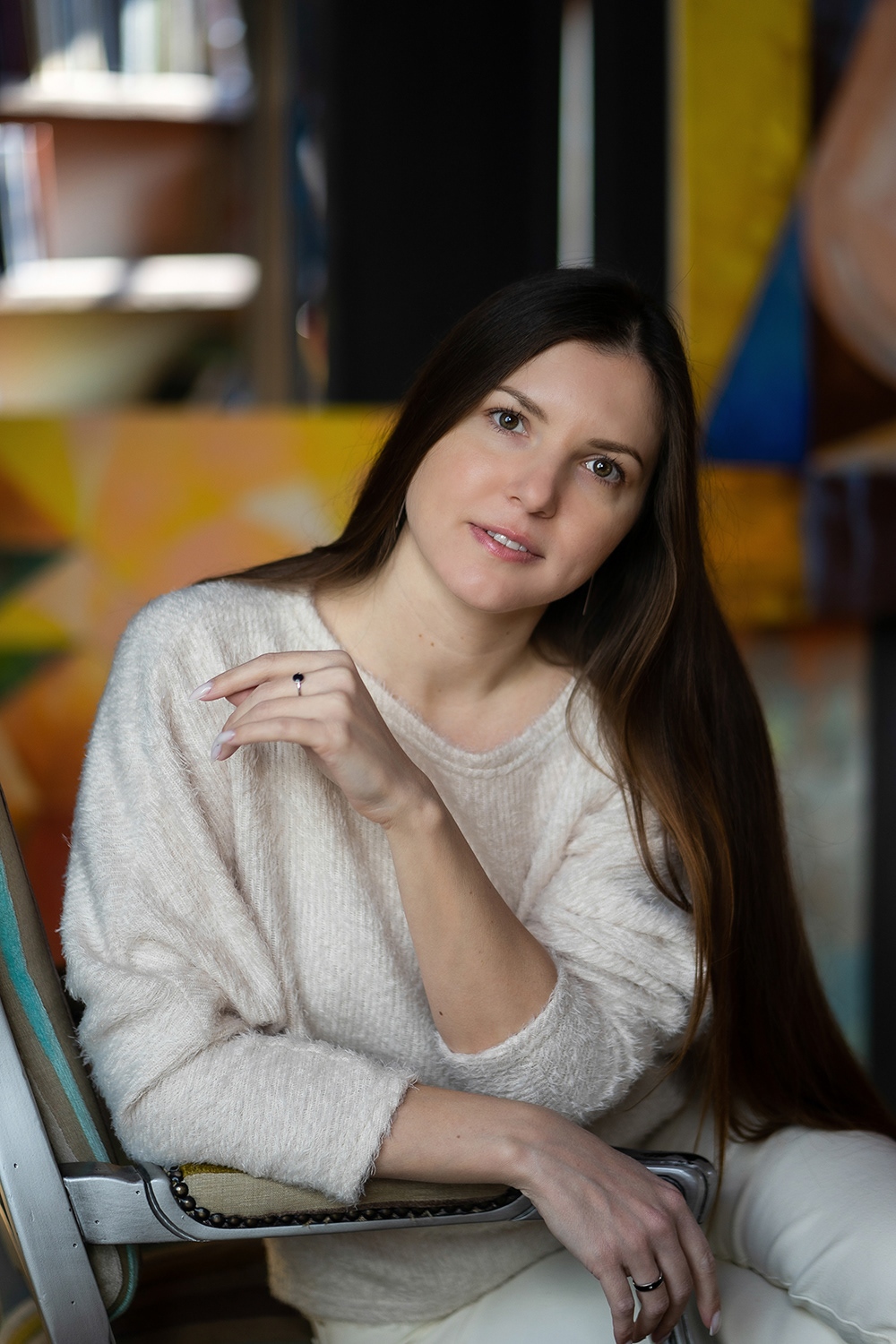 Портрет художниці Тетяни Грищенко у її студії серед робіт та робочих матеріалів.