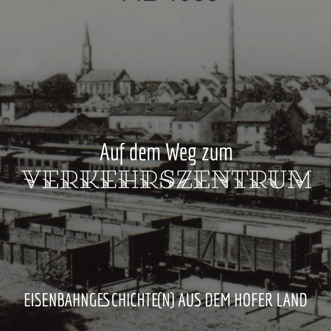 Im 19. Jahrhundert wurde der Hofer Raum zum mächtigen und wichtigen Verkehrsknotenpunkt. Bereits kurz nach dem Bau der Ludwig-Süd-Nord-Bahn 1848 wollte man die angrenzenden Räume durch gigantische Streckenprojekt erschließen, aus denen letzten Endes die unzähligen Lokalbahnen entstanden sind, die die Region durchzogen. Wir werfen nicht allein einen Blick in die Geschichte, sondern schauen uns gemeinsam auch einmalige Filmaufnahmen zur Eisenbahngeschichte Nordostoberfrankens aus verschiedenen Privatsammlungen an, die im Rahmen dieses Vortrags erstmals öffentlich präsentiert werden.