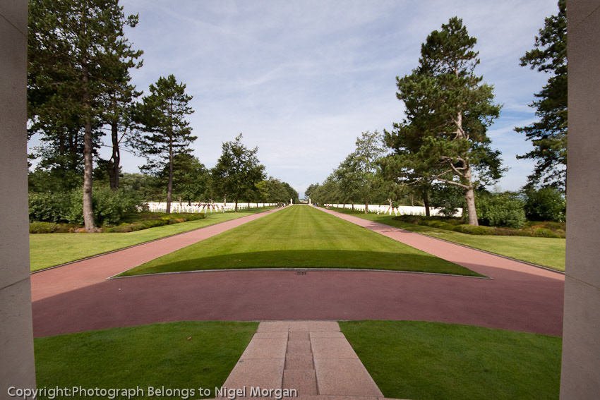 Located at the bottom of view. Two status representing the United States and France standing at the west end of the central mall.