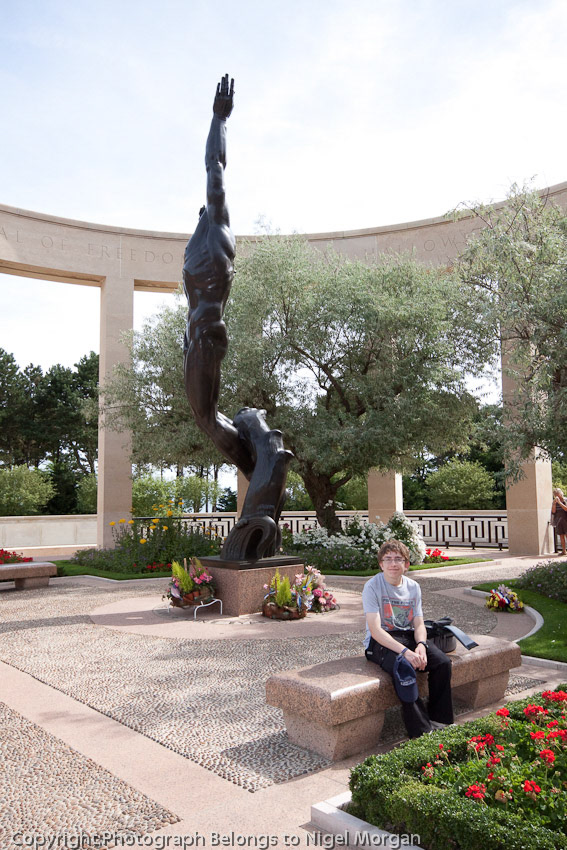 om - Memorial 22-foot statue "The Spirit of American youth rising from the waves".