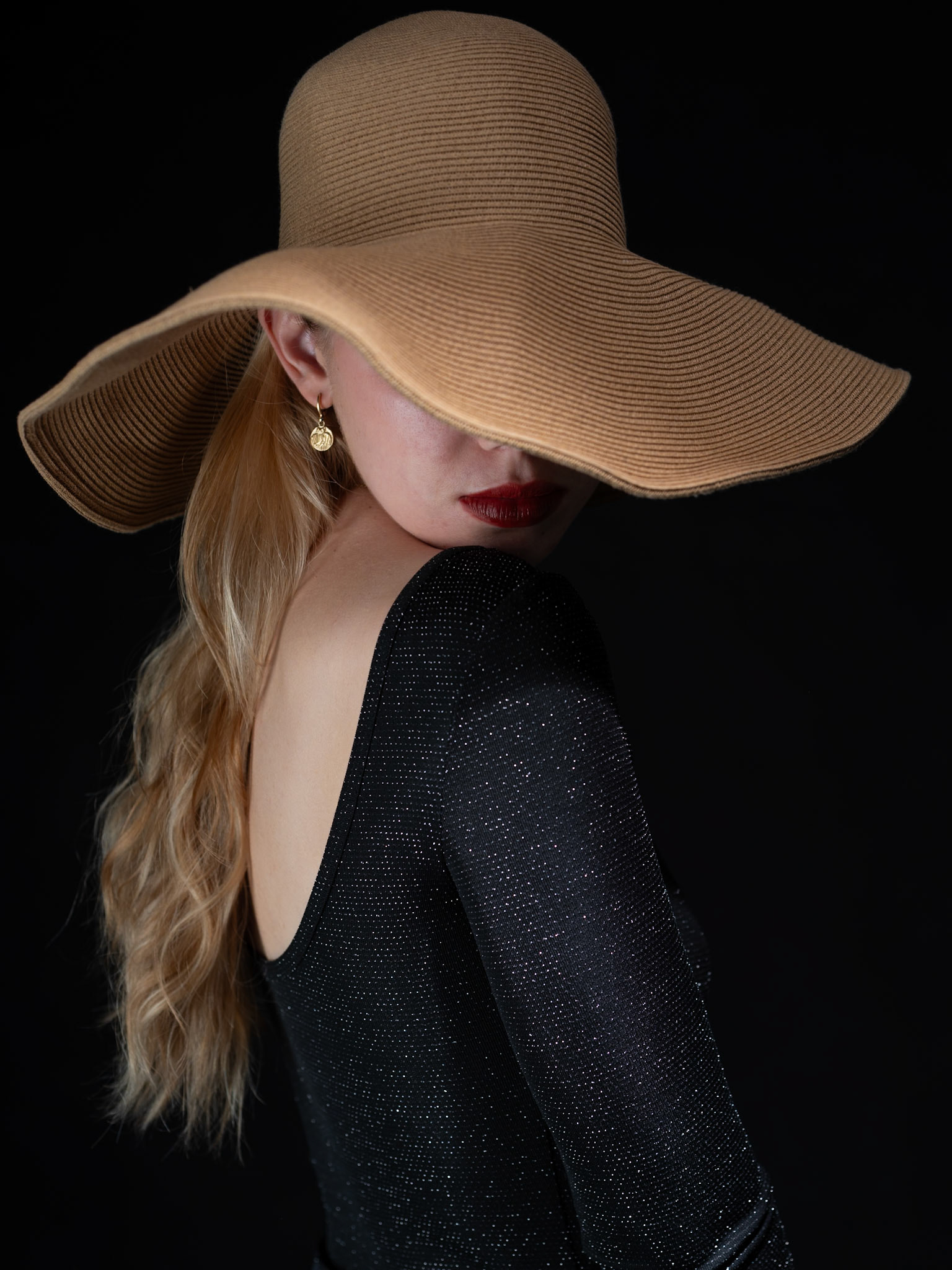 Photographer: Jiaqi WANG;Model: Juliette PIATON; Assistant: Liza FENKO