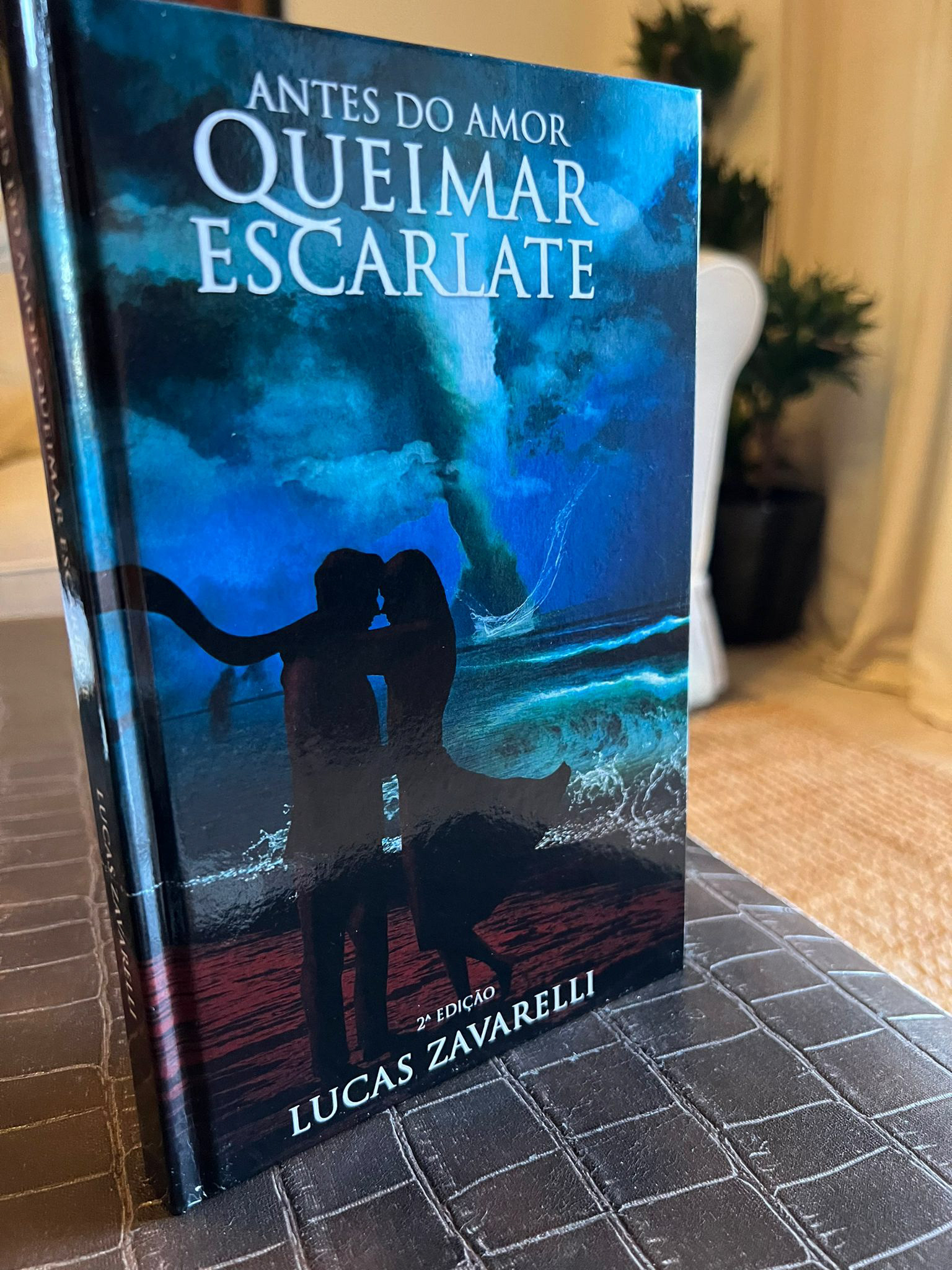 Adquira o livro aqui: https://www.amazon.com.br/Antes-do-Amor-Queimar-Escarlate-ebook/dp/B0BRPRJ45L/ref=tmm_kin_swatch_0?_encoding=UTF8&qid=&sr=