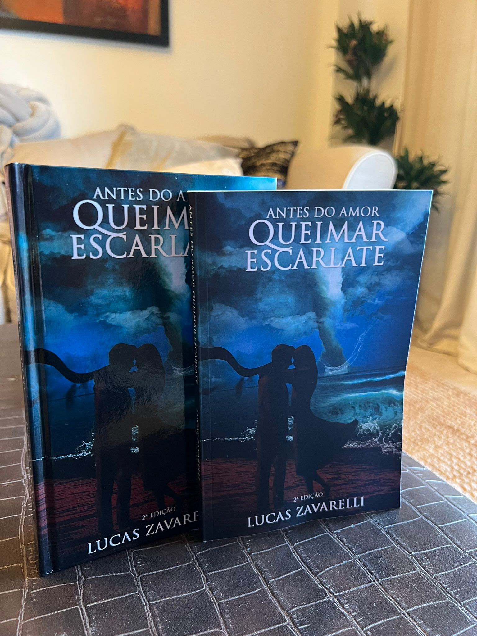 Adquira o livro aqui: https://www.amazon.com.br/Antes-do-Amor-Queimar-Escarlate-ebook/dp/B0BRPRJ45L/ref=tmm_kin_swatch_0?_encoding=UTF8&qid=&sr=