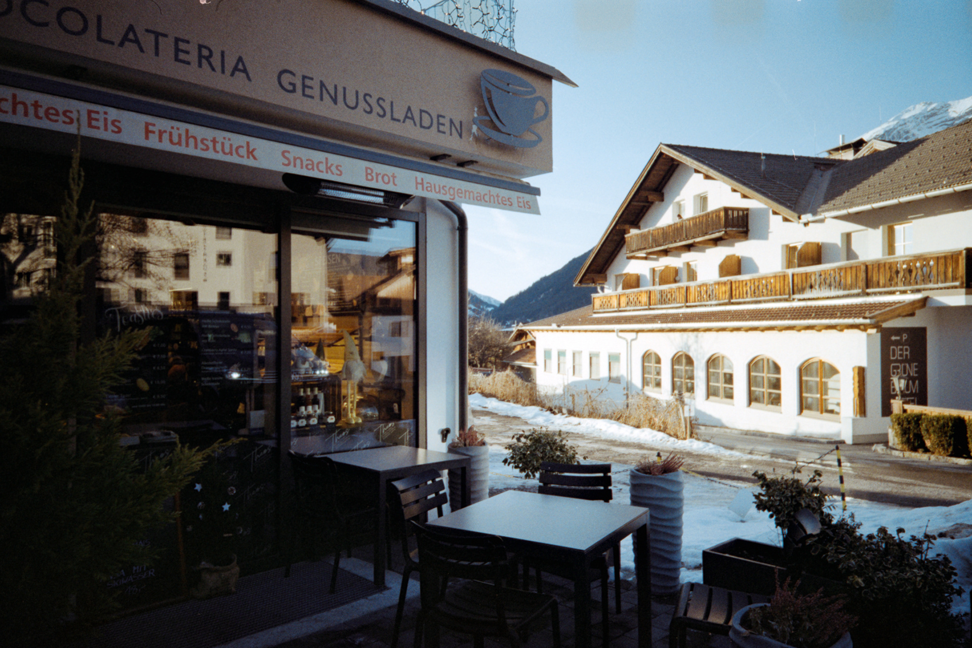 35mm film photo of street, Kodak Snapic A1 sample image.