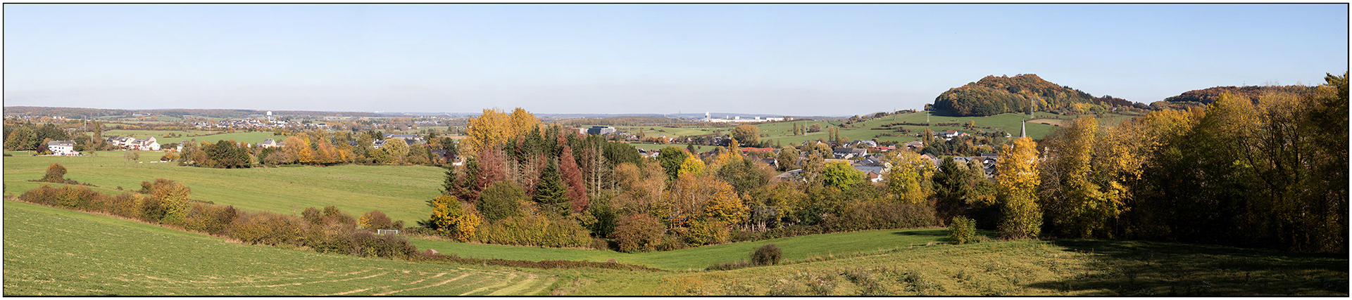 Vue de Kayl vers le Mont St. Jean à Dudelange