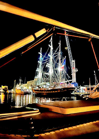 Vue sous la bôme d’un voilier du Belem brillant de mille feux en l’honneur de son hôte !