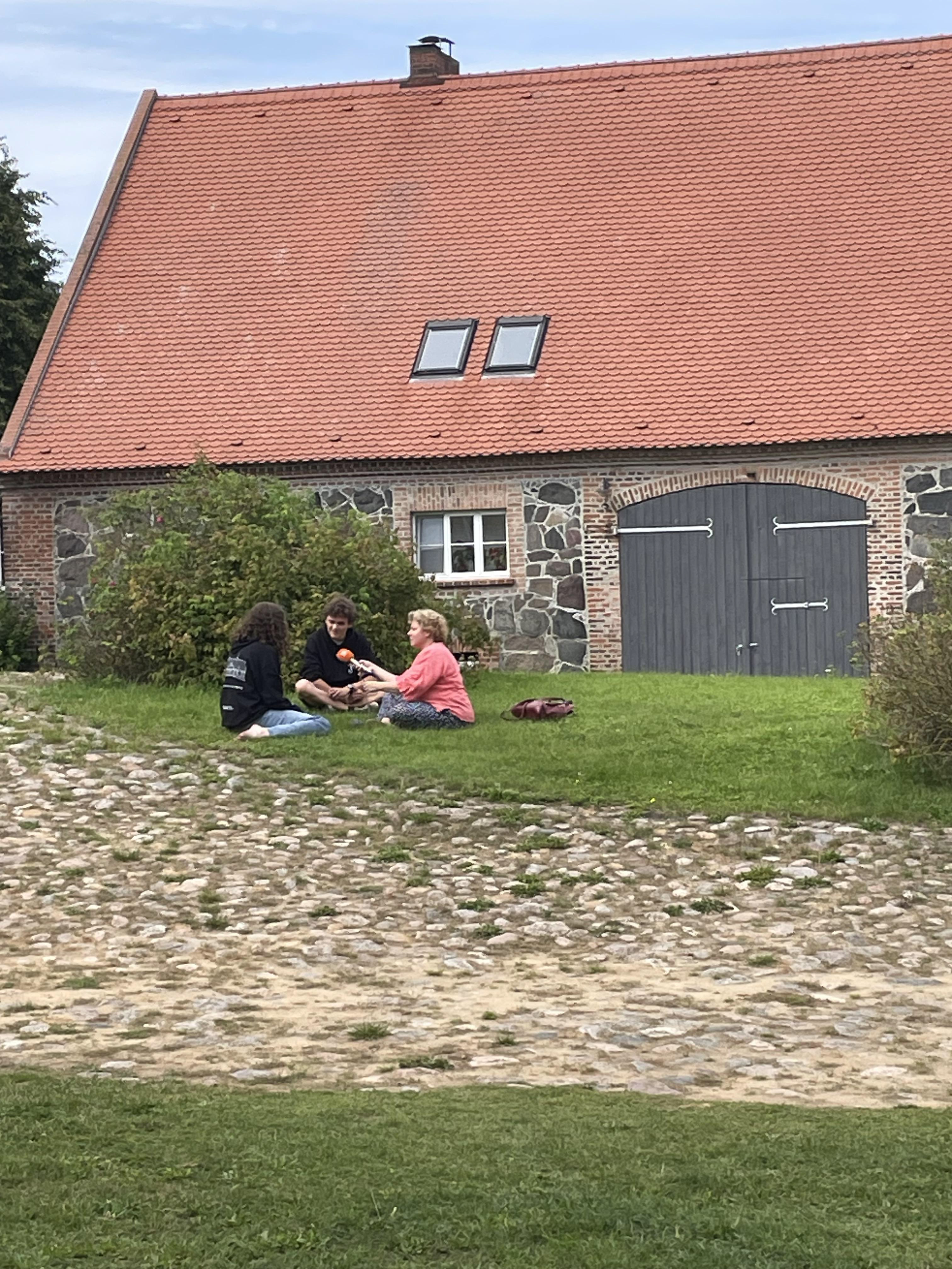Wir wurden vom Deutschlandfunk interviewt und waren im Radio zu hören!!! (Aufnahme: siehe Phase 2025)