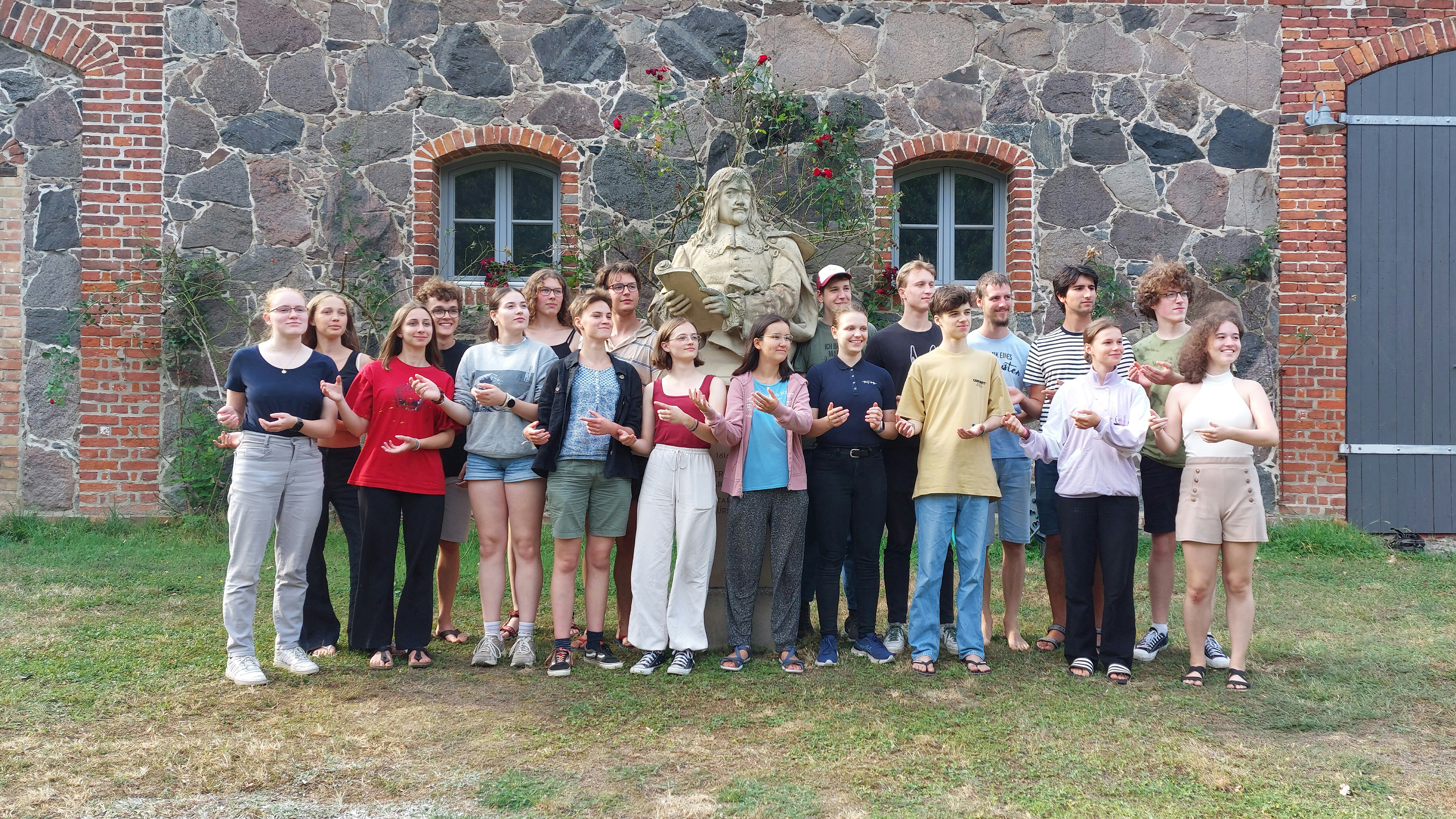 Ein Gruppenfoto mit Otto inklusive dem ganzen Orchester.