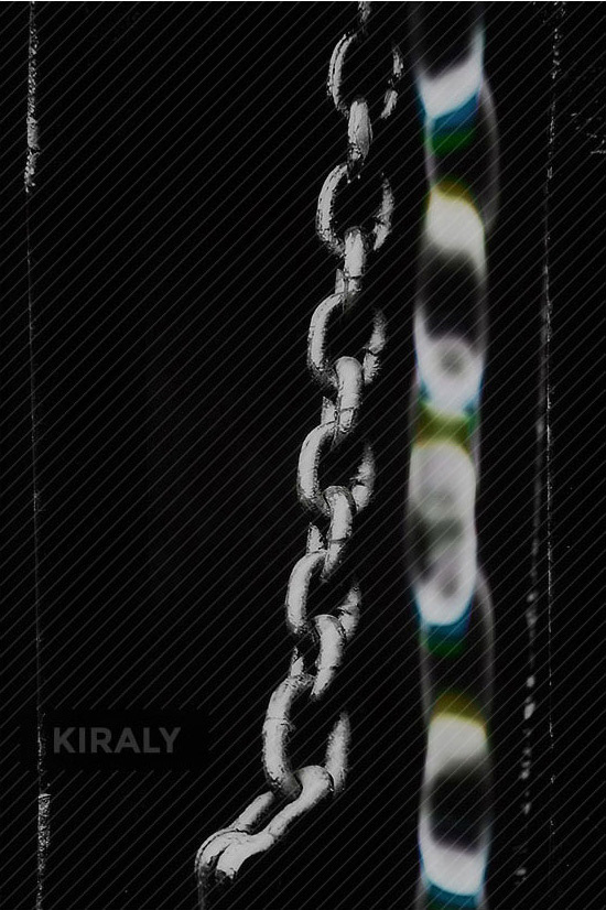 Linked chain aligned with light reflection pattern