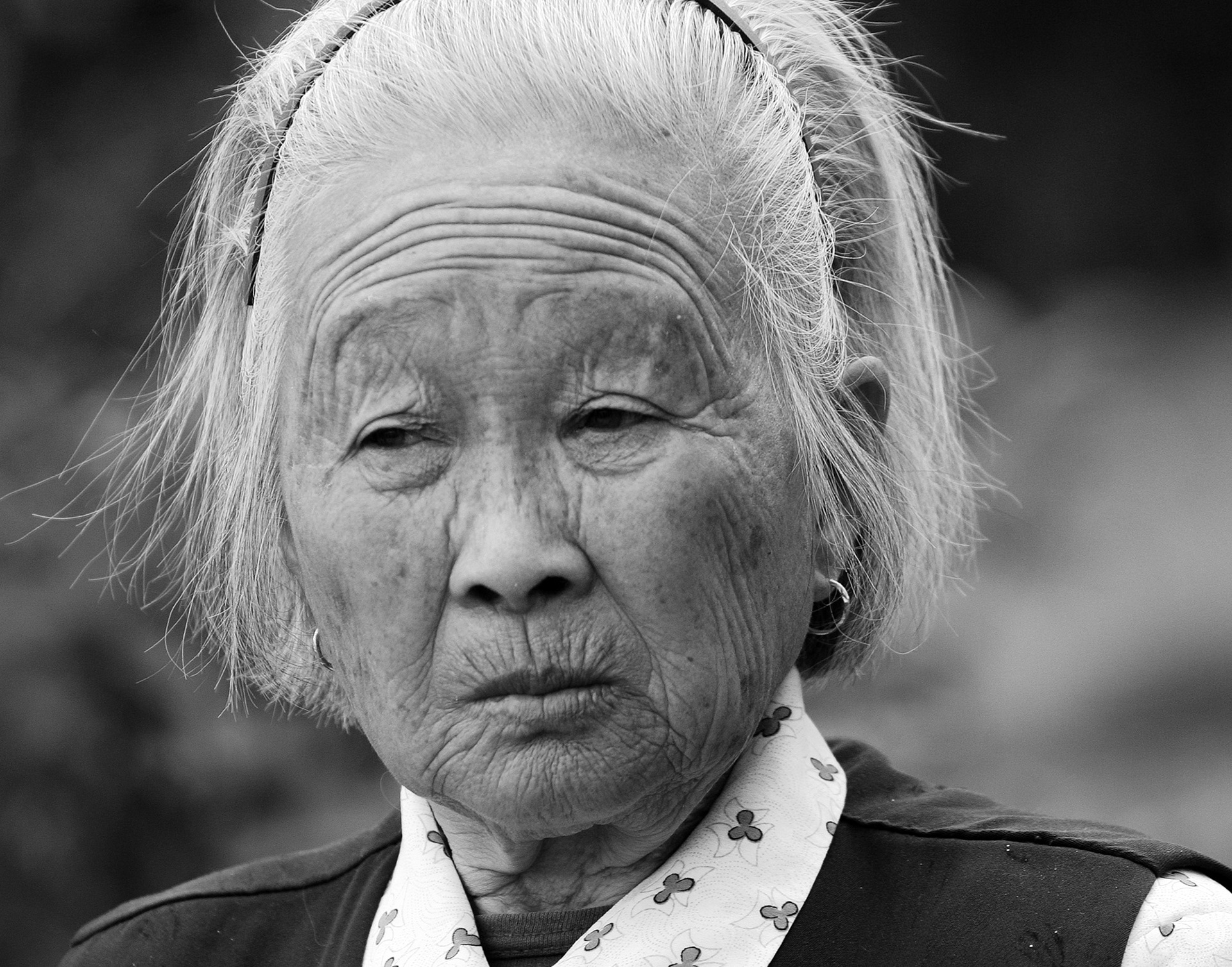 Portrait d'une grand-mère attentive