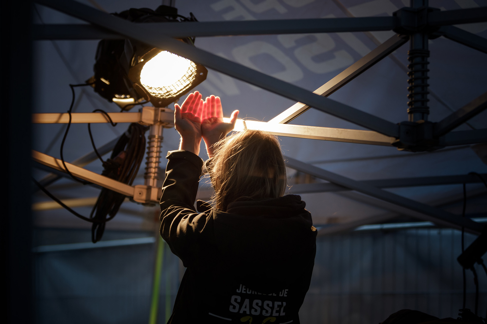 La lumière réchauffe les mains sollicitées