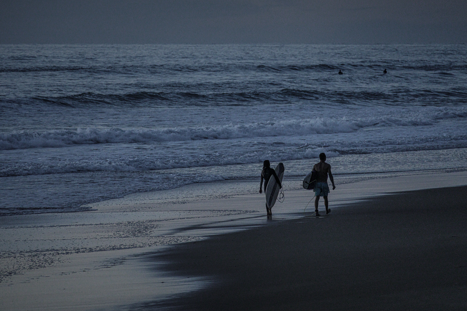 Le surf ne connait ni genre, ni limite. De jour comme de nuit.