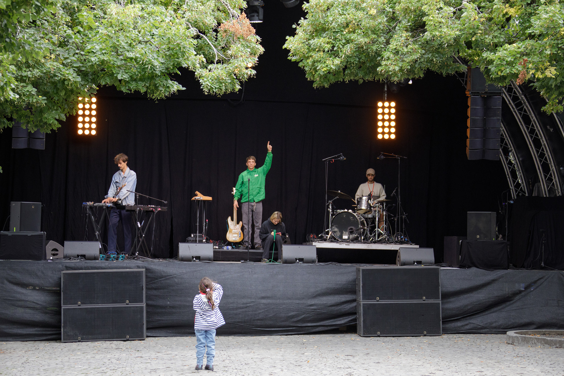 Les premières balances son débutent sur la scène de la place du marché