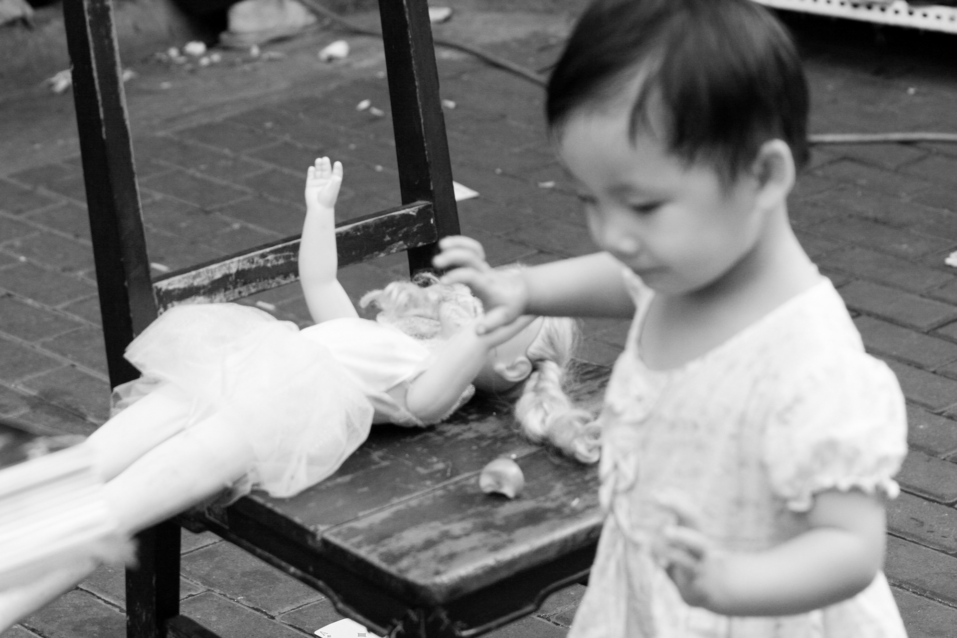 La rue est le terrain de jeux pour les enfants