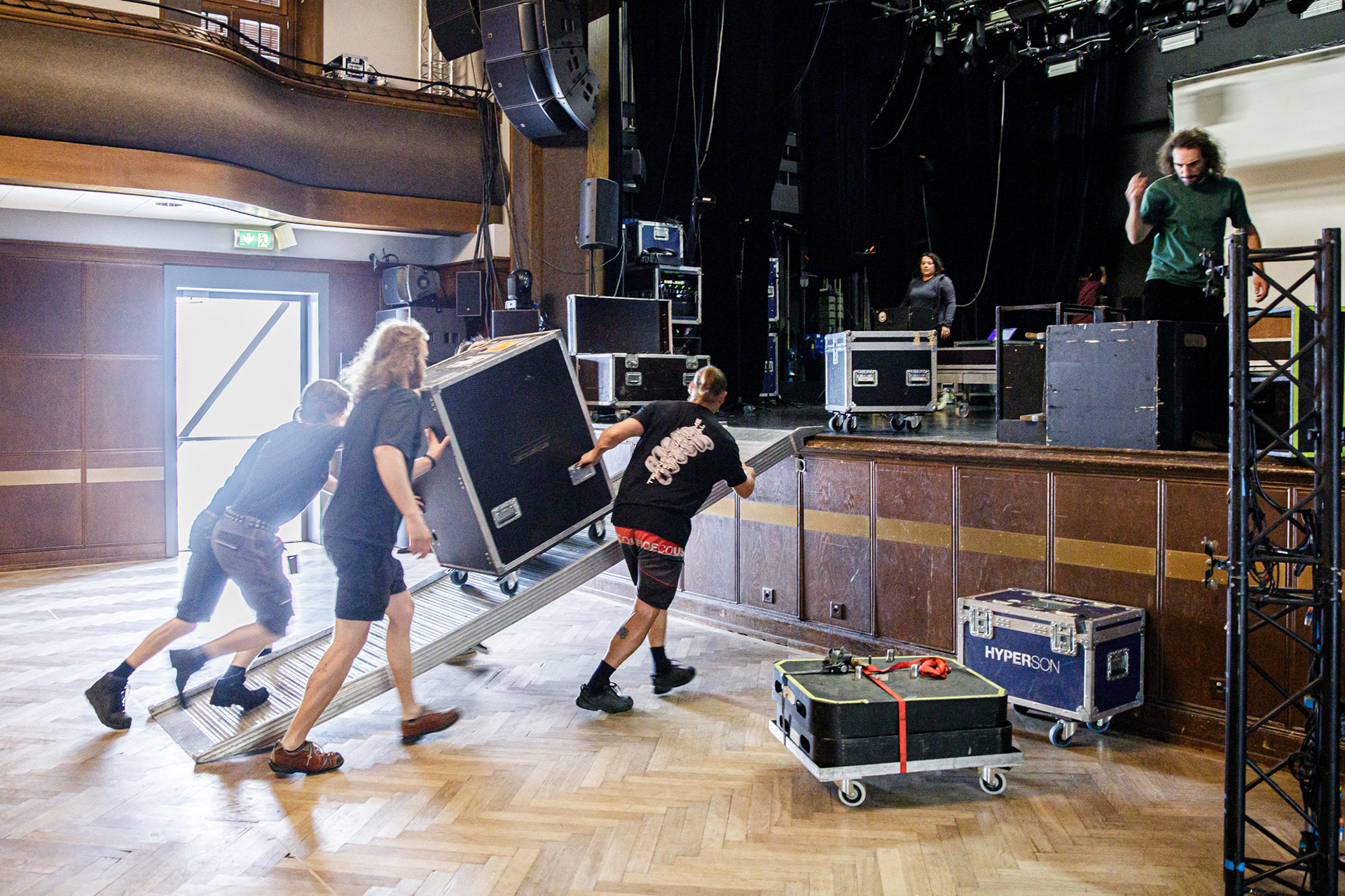 Les techniciens montent les flight cases sur la scène