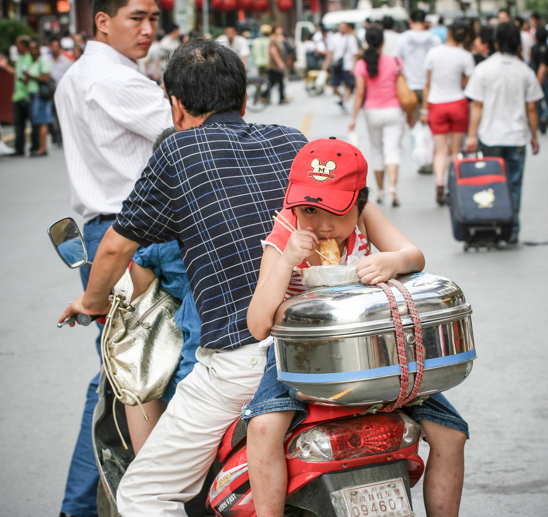 3 sur un scooter, c'est midi...