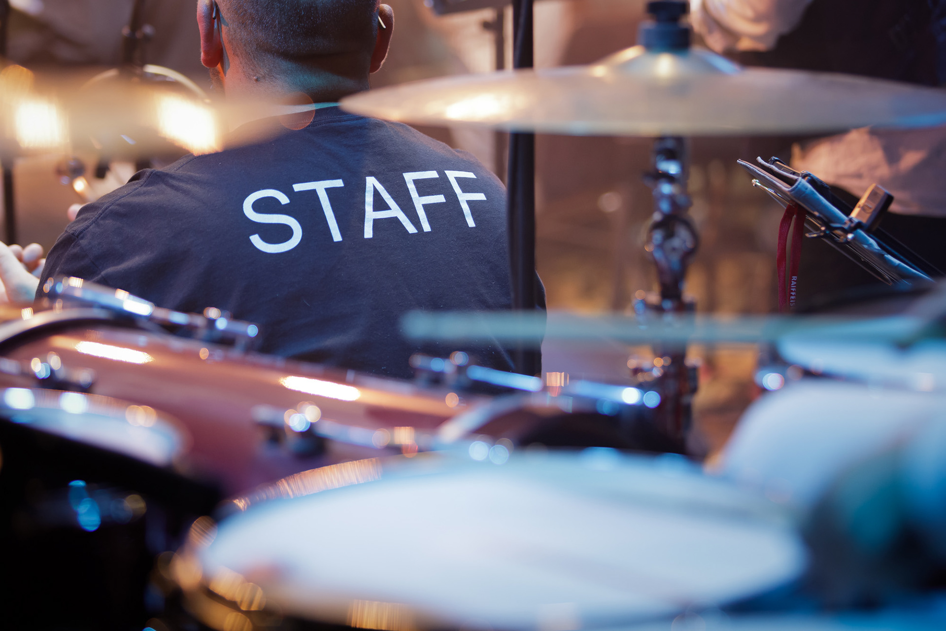 Les backliners mettent en place les instruments