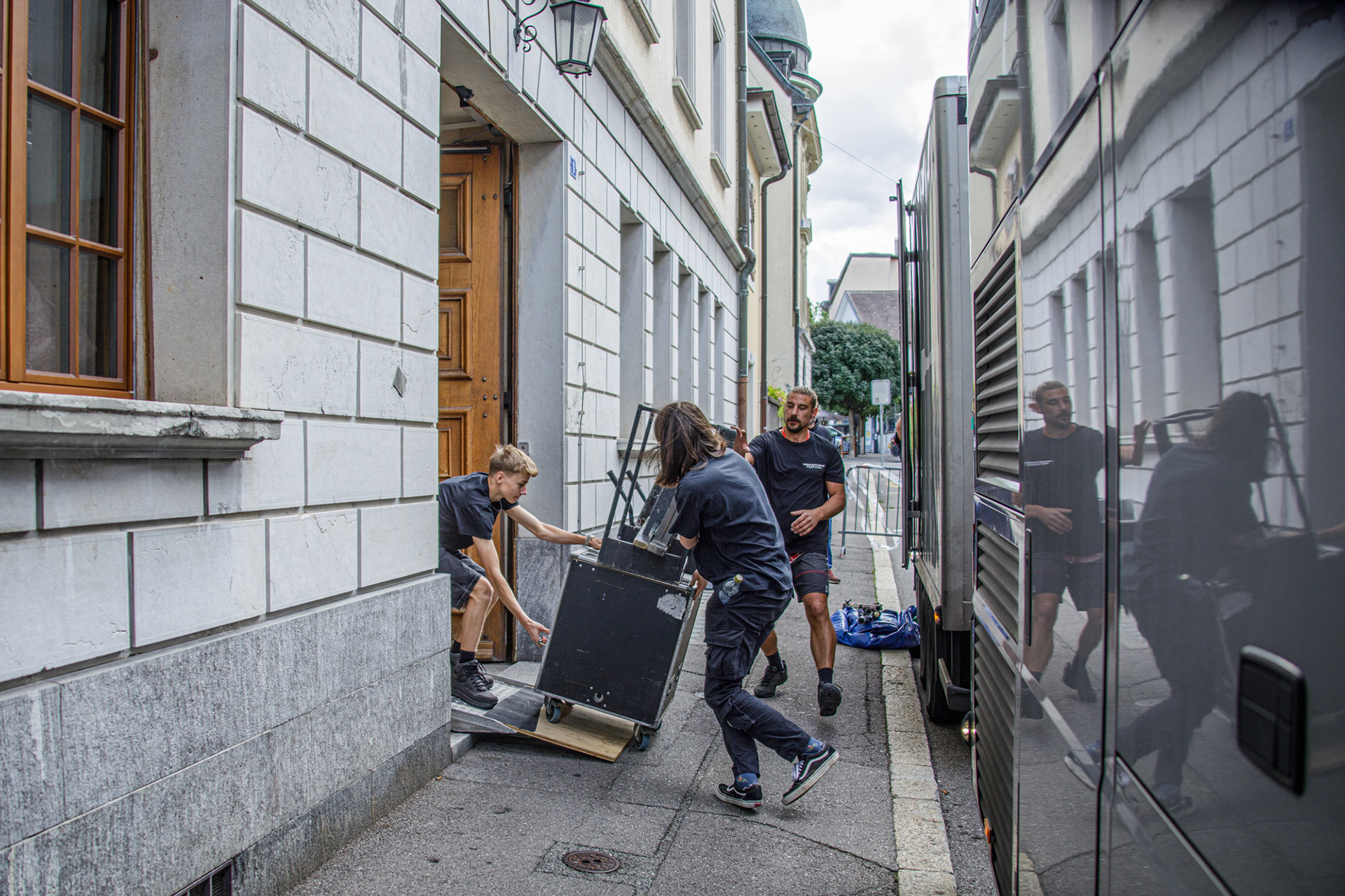 Les techniciens apportent le matériel à l'Hotel de ville