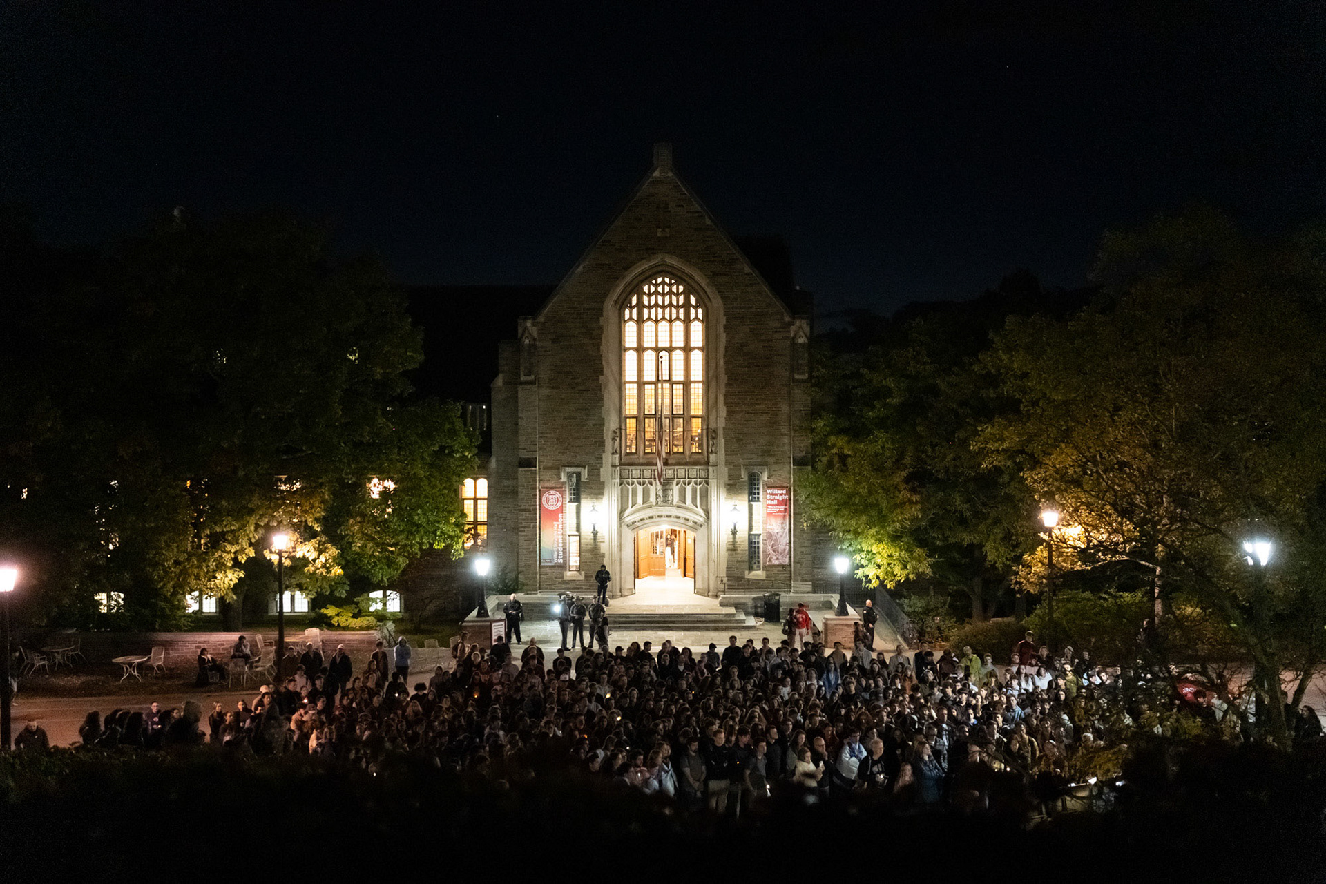 Approximately 400 attended the Hillel Vigil for Israel, Ho Plaza, Oct 7, 2024. (Ming DeMers/Sun Photography Editor)