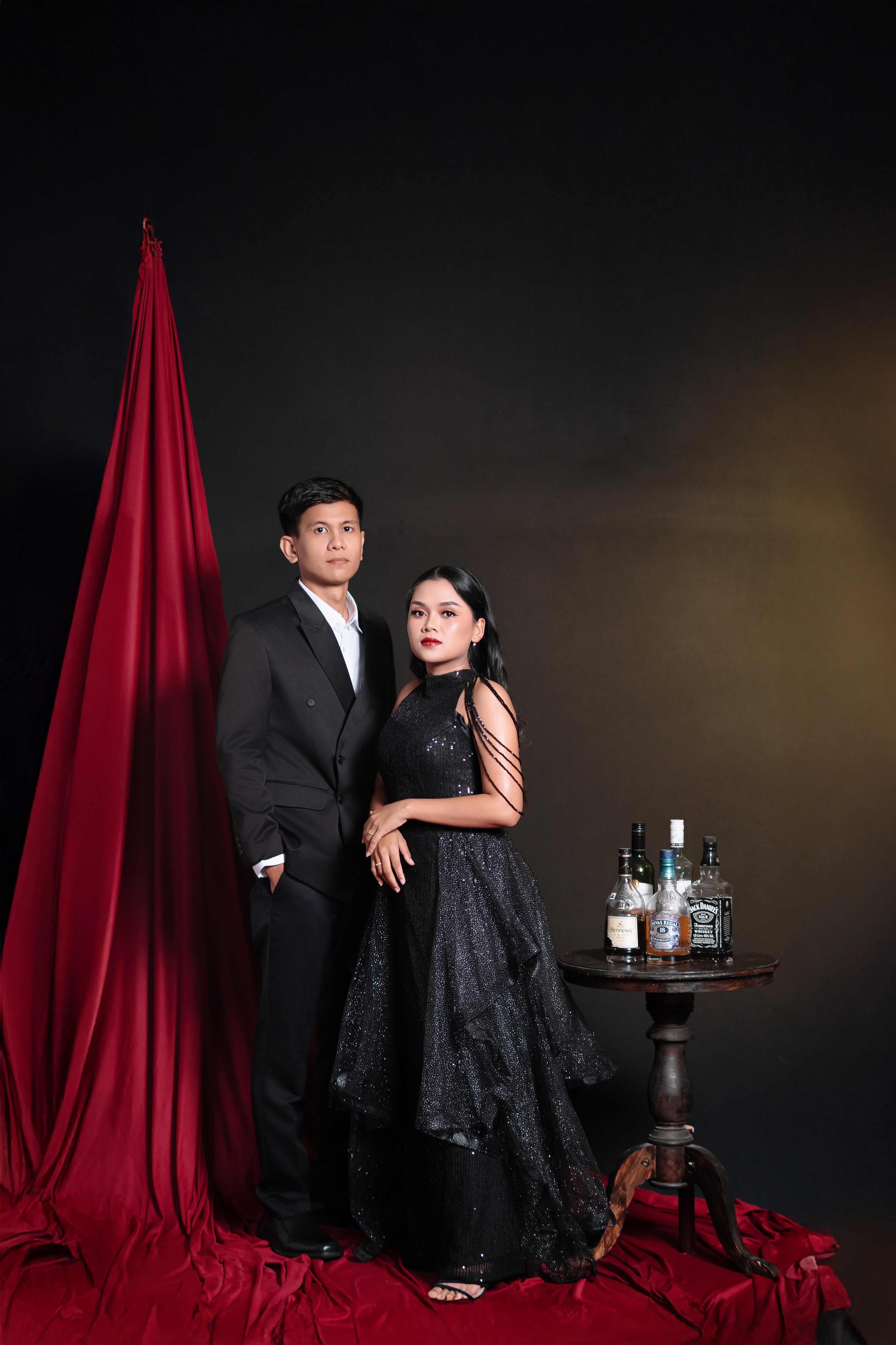 gaun hitam ekor tutu