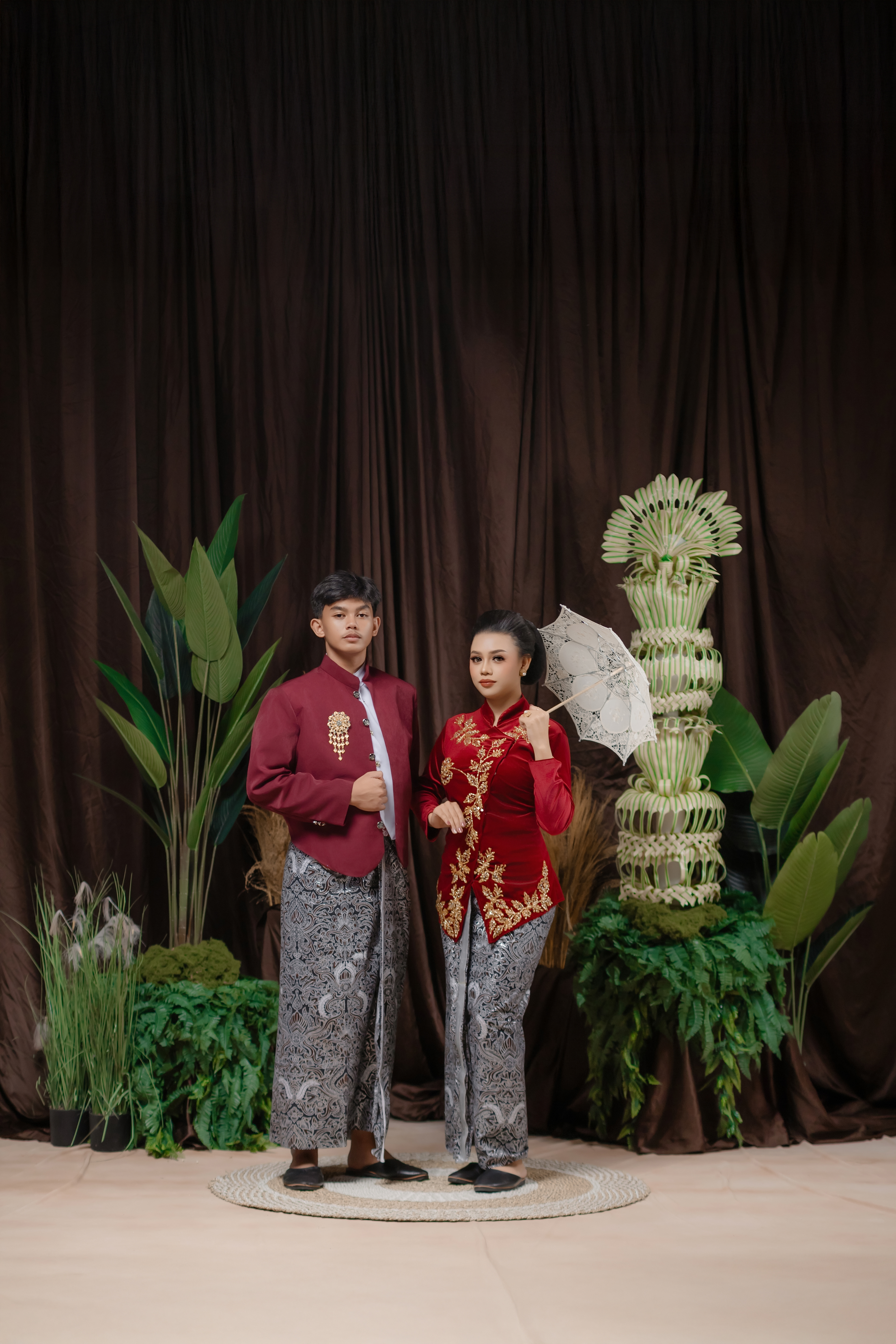 Kebaya Bunga Marun