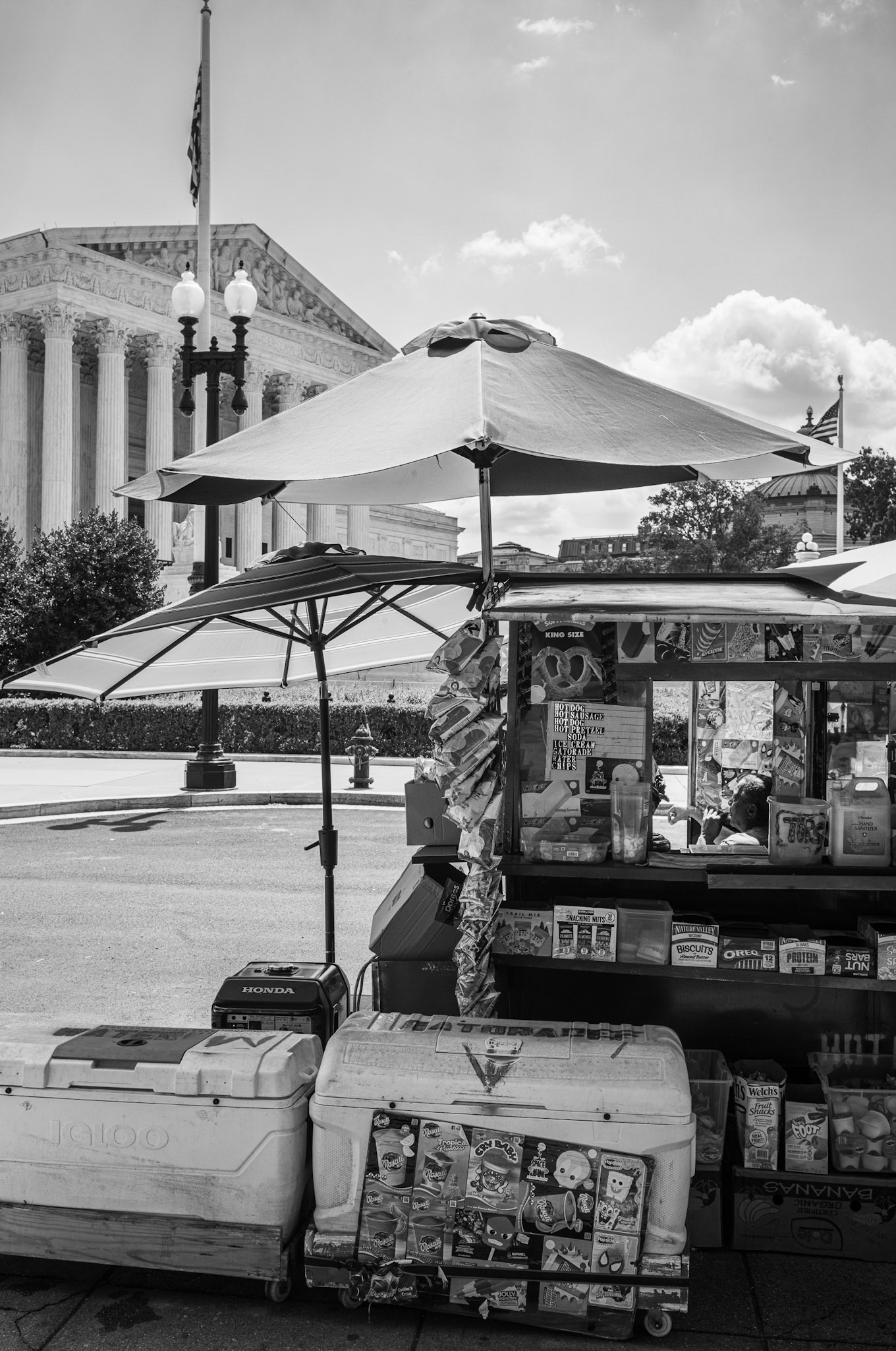 Vendeur ambulant devant la Cour Suprême