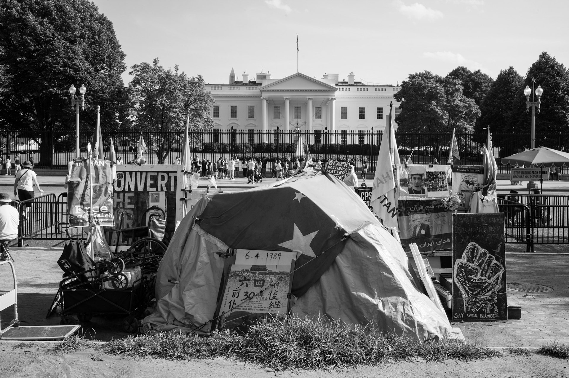 Manifestant anti-guerre devant la Maison Blanche