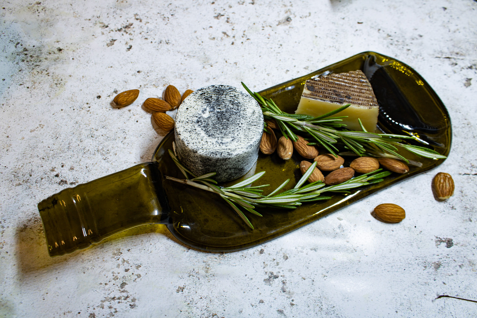These Images were taken for a product launch  by BBglassDesigns. The artist focuses on sustainability by reworking glass bottles, shaping them into these unique serving dishes. 