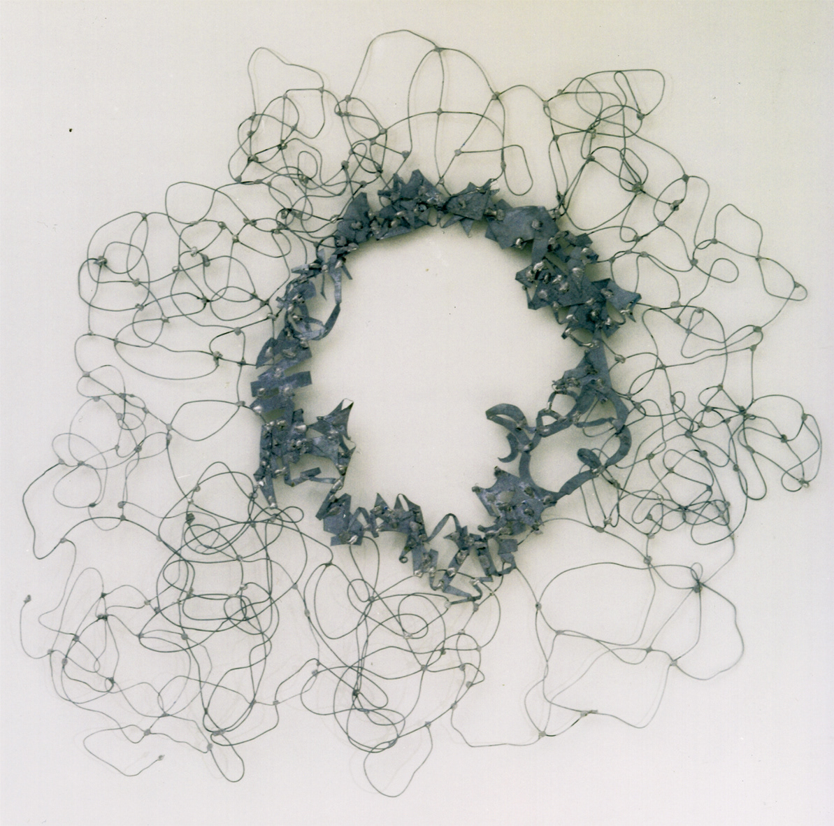 Nó na Cabeça (Knot in the head), wire and tin solder, 27.5 x 28.3 in, 2002.