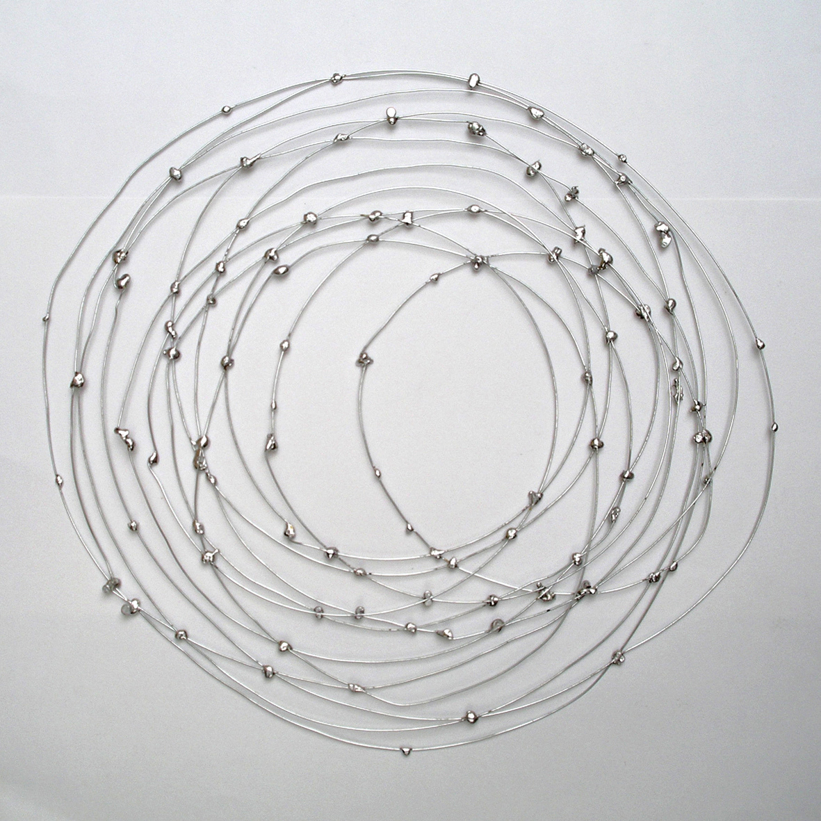 Novelo Cósmico 1 ( Cosmic Hank 1), wall sculpture, wire and tin solder, diameter 19.3 in, 2004.