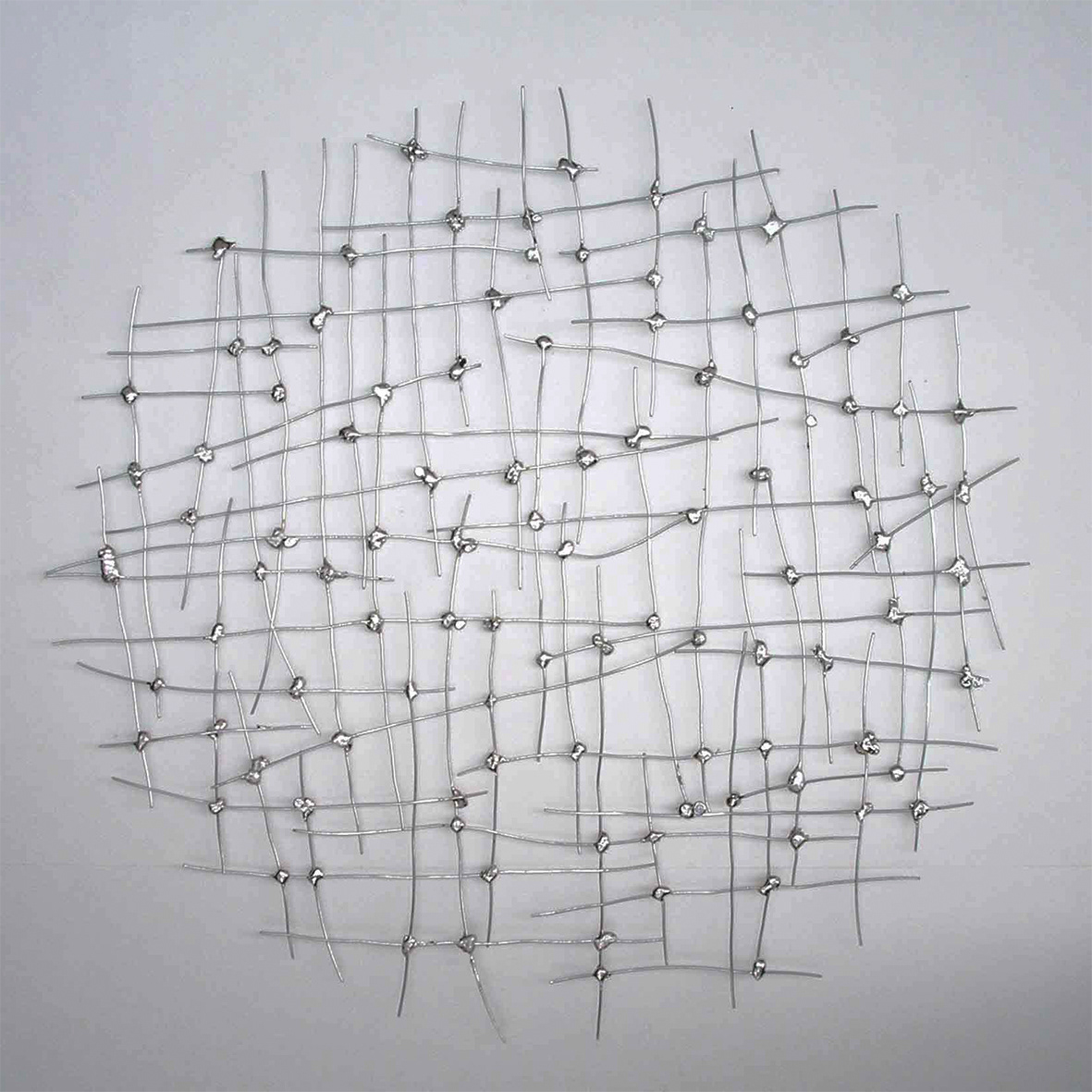 Família (Family), wall sculpture, wire and tin solder, diameter 18.5 in, 2004.