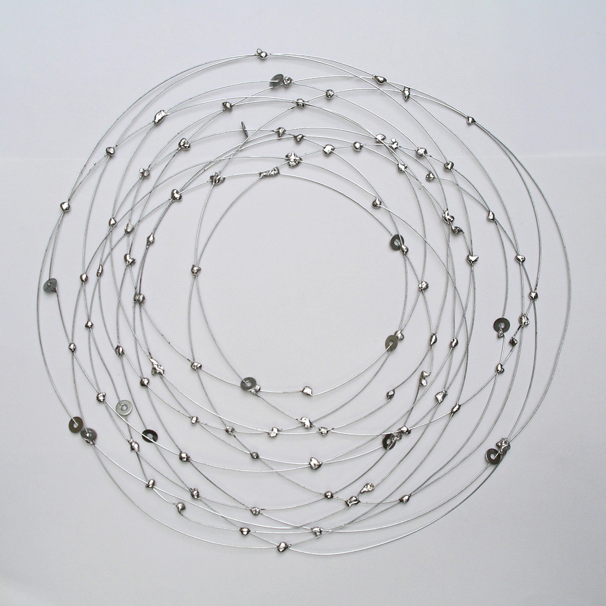 Novelo Cósmico 2 ( Cosmic Hank 2), wall sculpture, wire and tin solder, diameter 19.3 in, 2004.